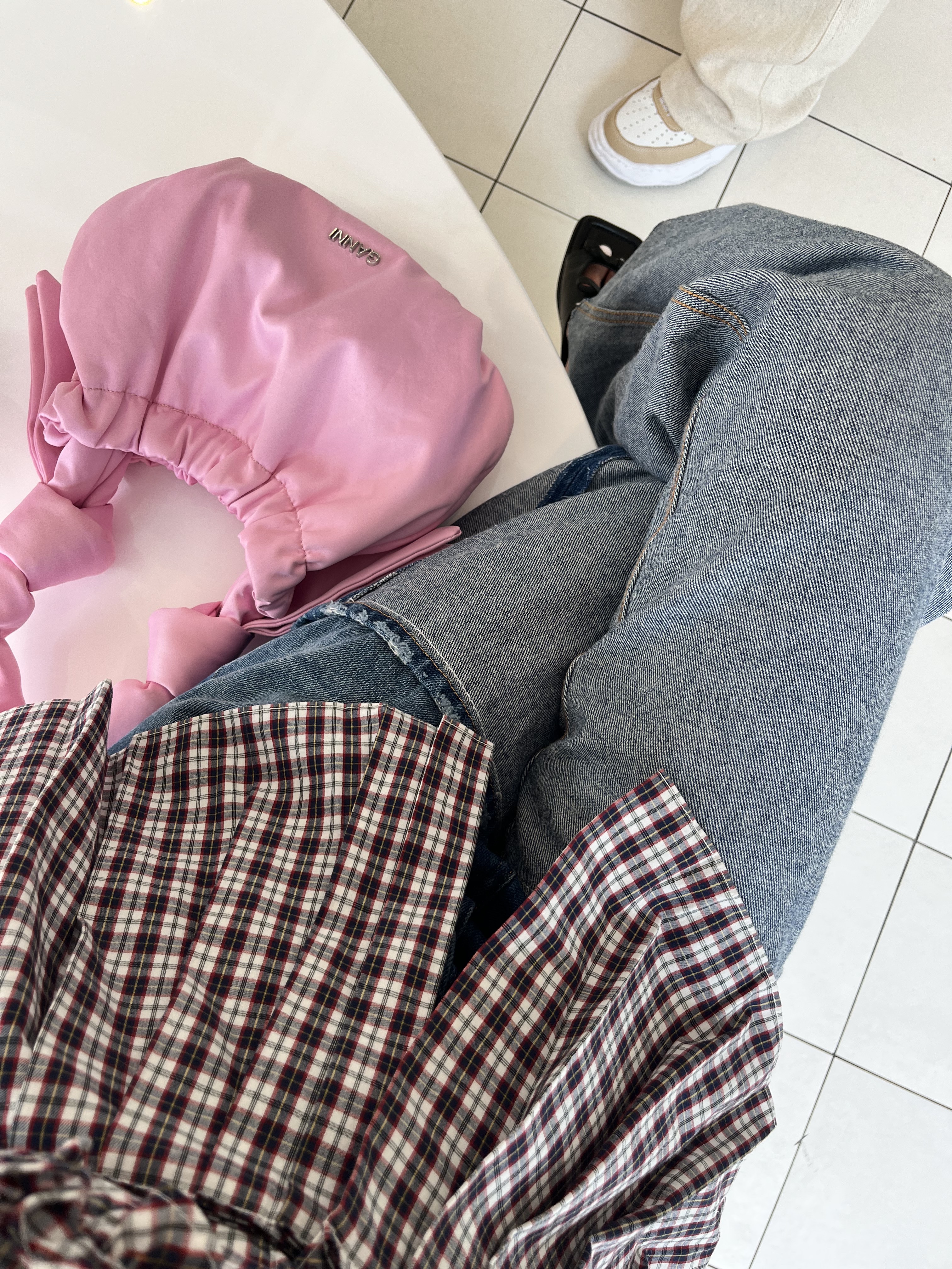 Ganni Small Occasion Hobo Bag Silver, Apple AirPods Max Lightning Silver (Korean Ver.) 착용 스타일 - 2