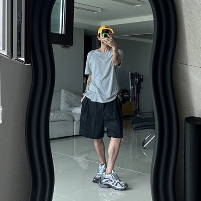 Balenciaga Runner Sneakers Grey Burgundy 착용 스타일 - 5