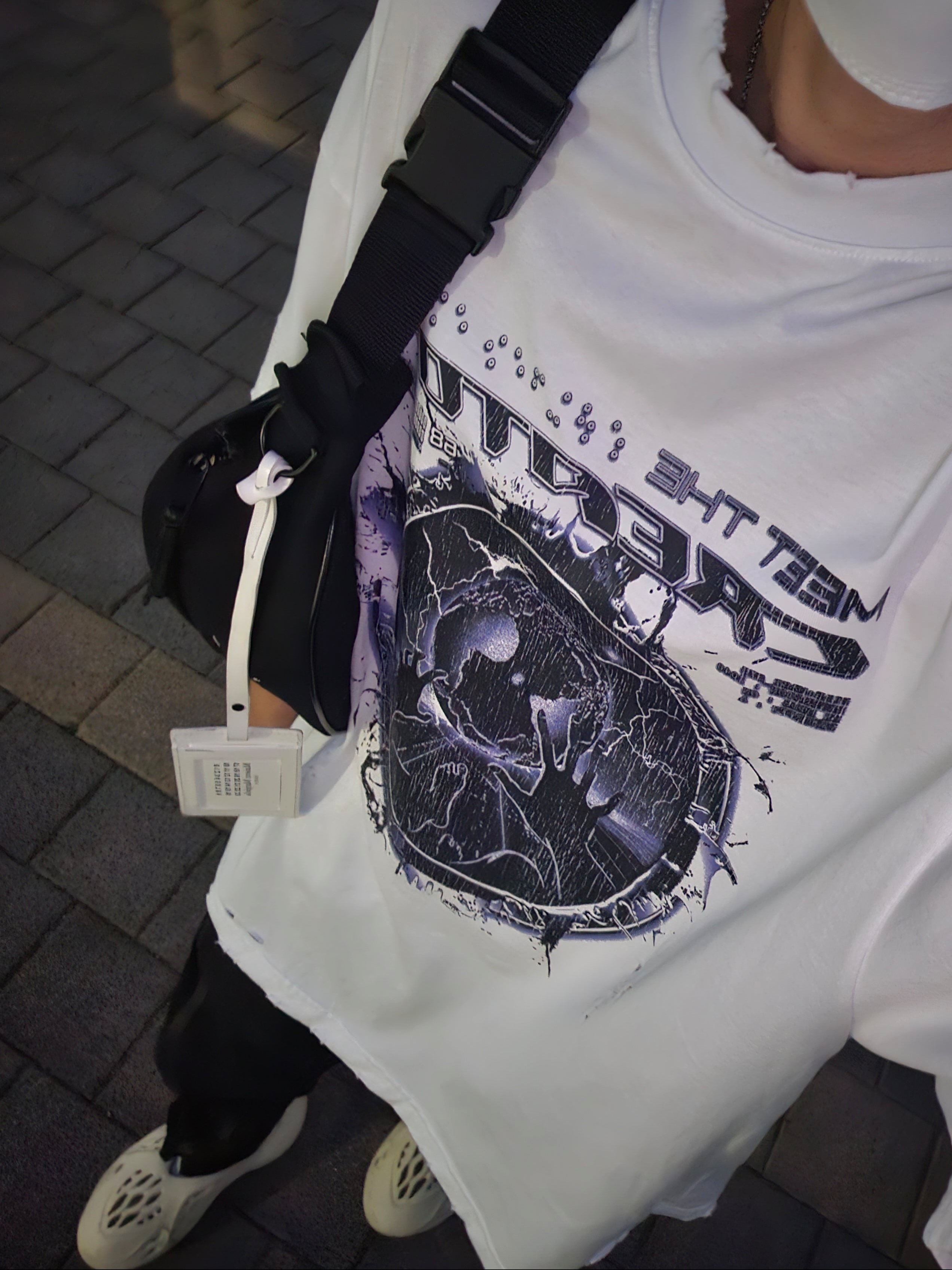 Civision by CSC Creator Distressed T-Shirt White, Adidas Yeezy Foam RNNR Sand 착용 스타일