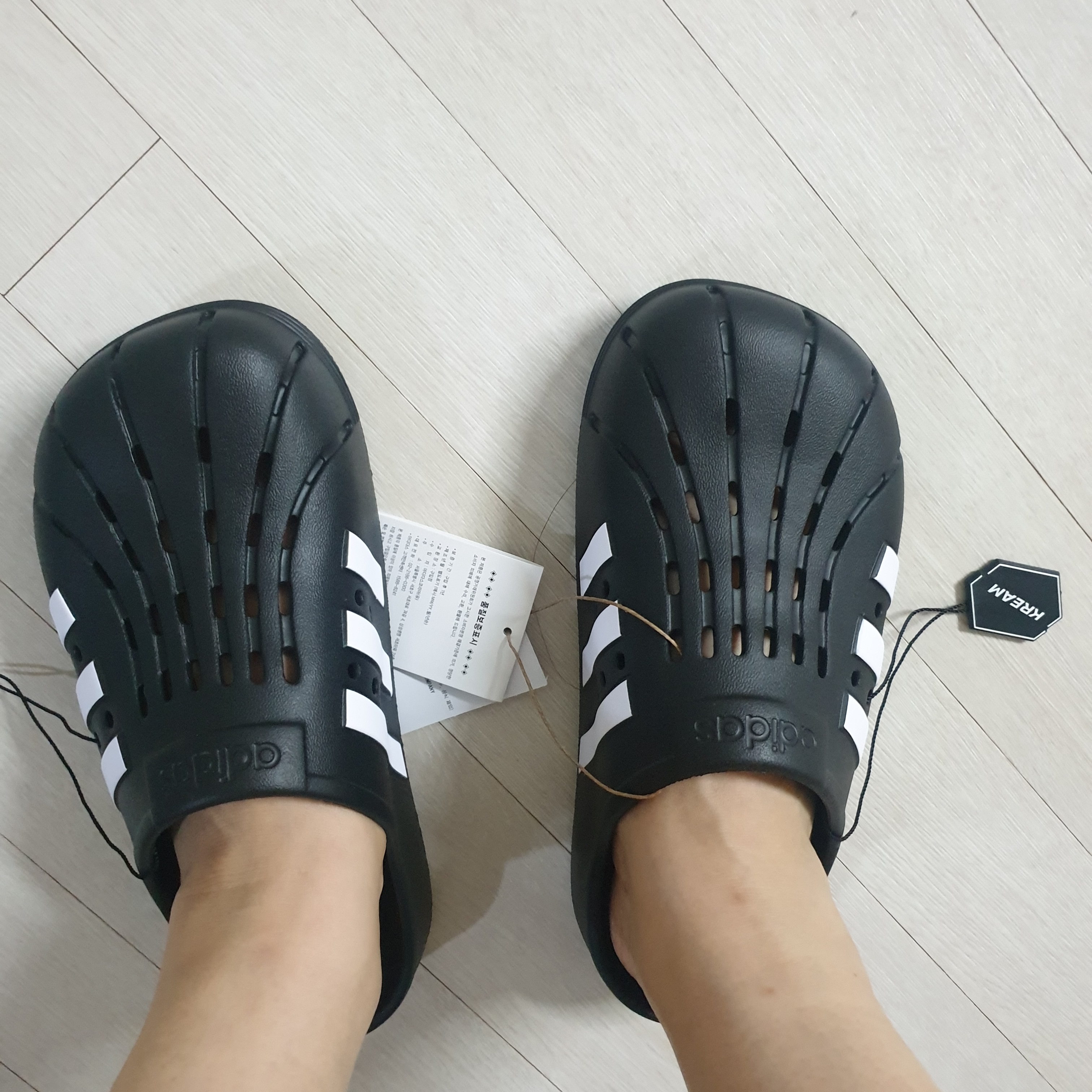 Adidas Adilette Clog Black White 착용 스타일 - 2