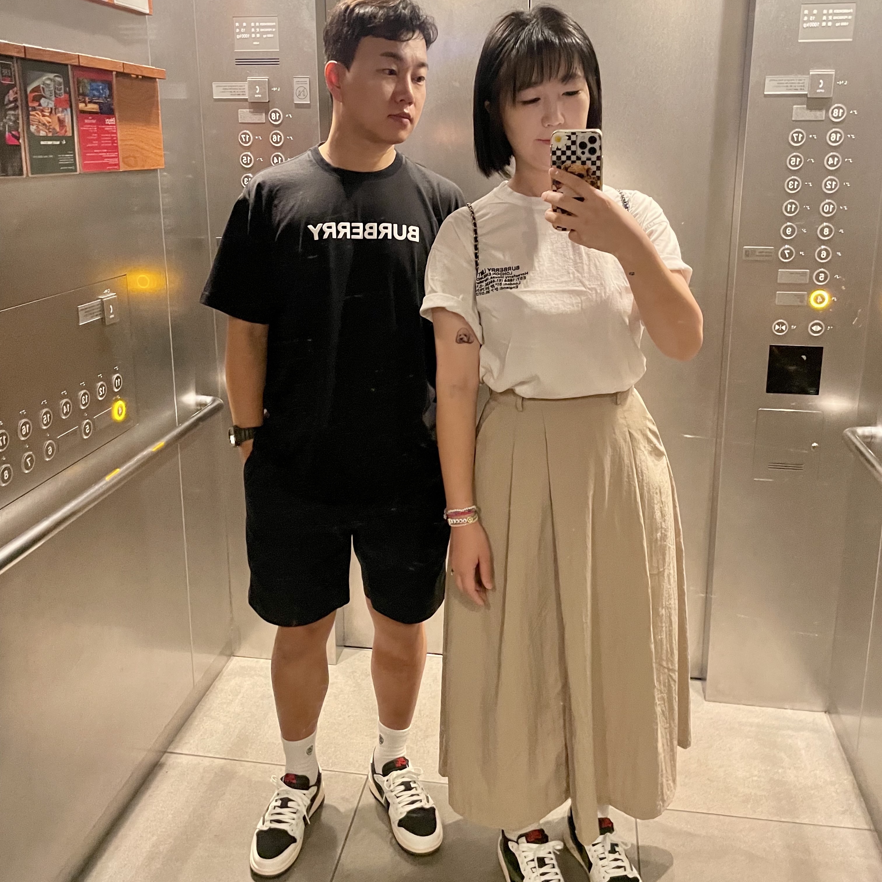 Burberry Logo Print Cotton Oversized T-Shirt Black, (W) Jordan 1 x Travis Scott Retro Low OG SP Medium Olive 착용 스타일