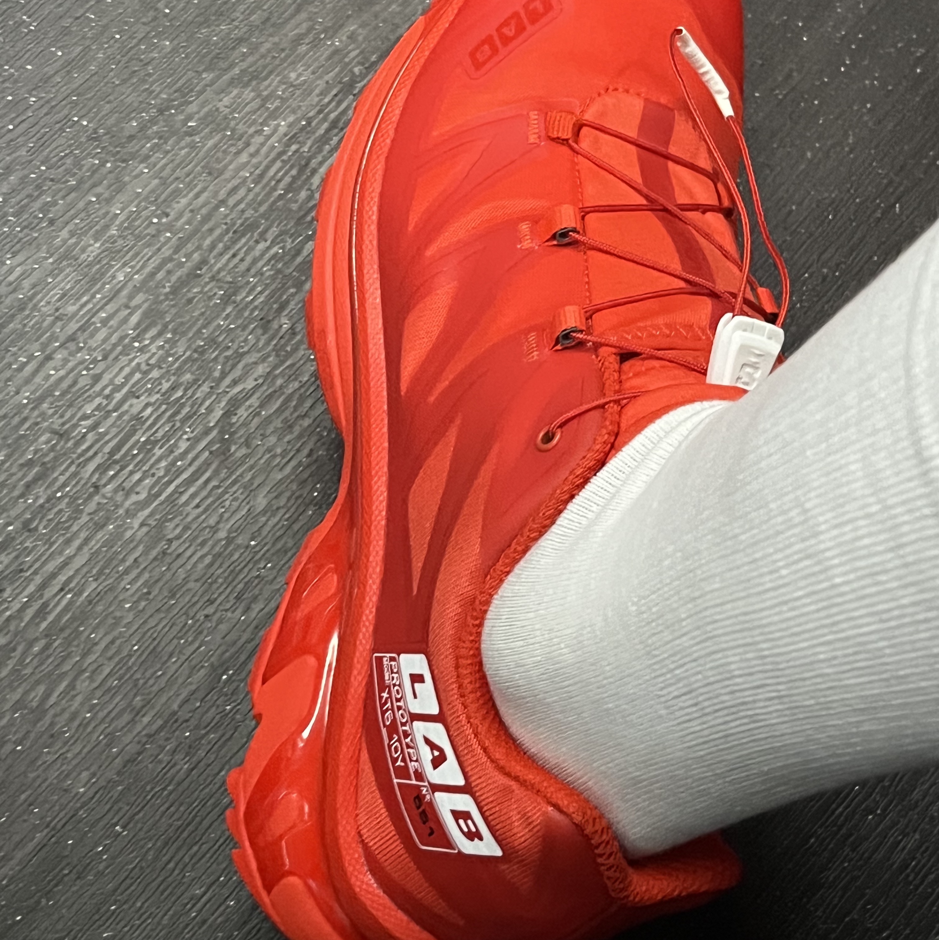 Salomon XT-6 10th Anniversary Fiery Red, The Museum Visitor Heart Sprayed T-Shirt White 착용 스타일 - 2
