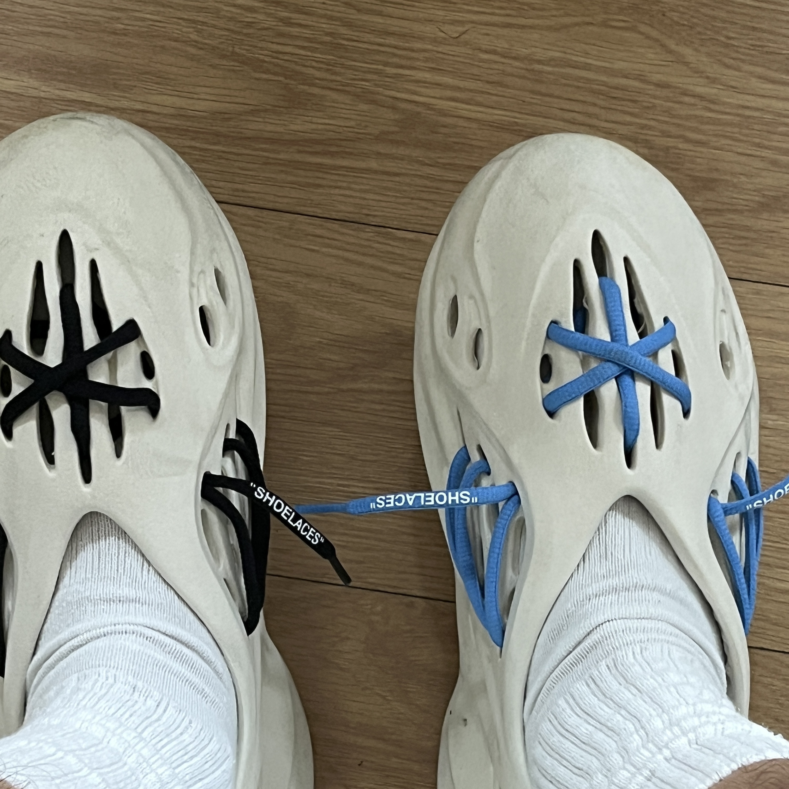 Adidas Yeezy Foam RNNR Sand, Nike x Off-White Air VaporMax V2 Black 착용 스타일