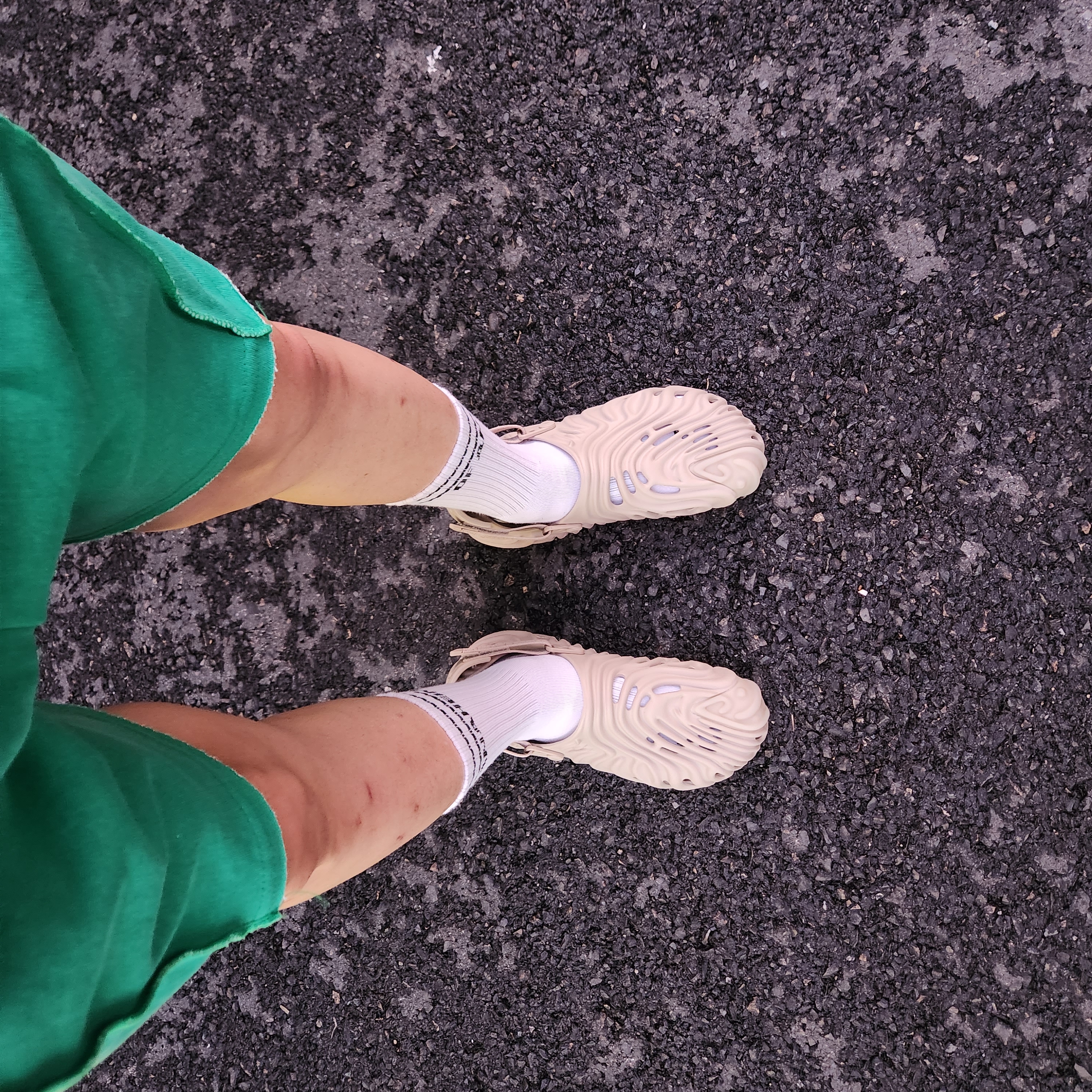 Crocs x Salehe Bembury Pollex Clog Horchata 착용 스타일 - 3