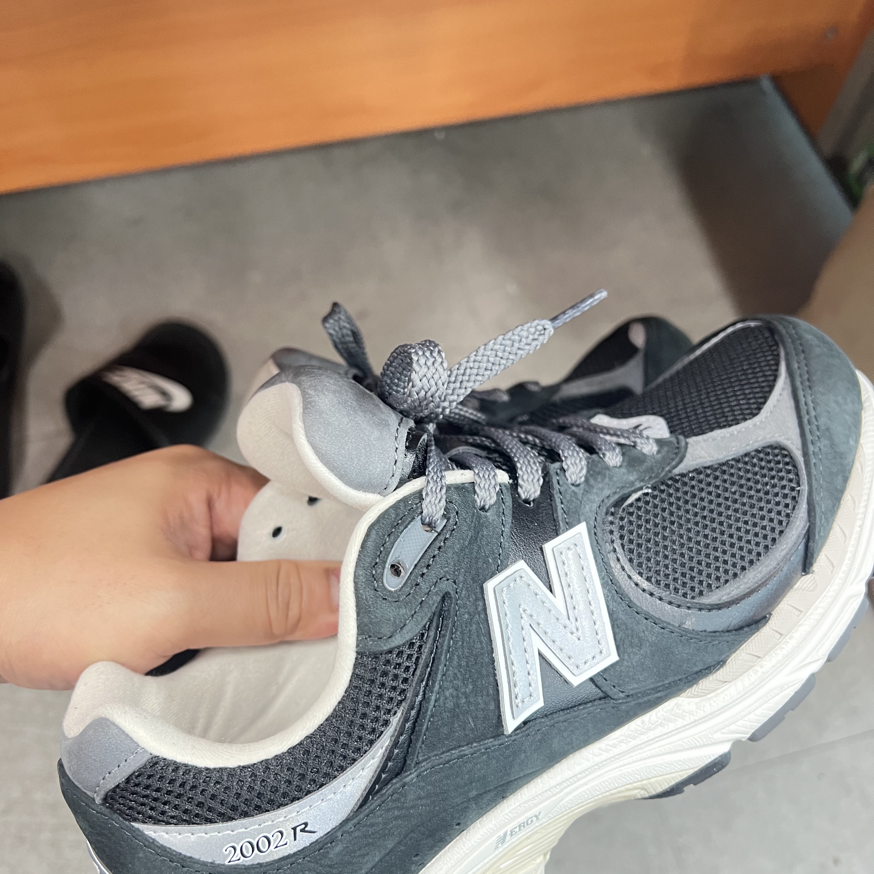 New Balance 2002R Premium Vintage Black 착용 스타일
