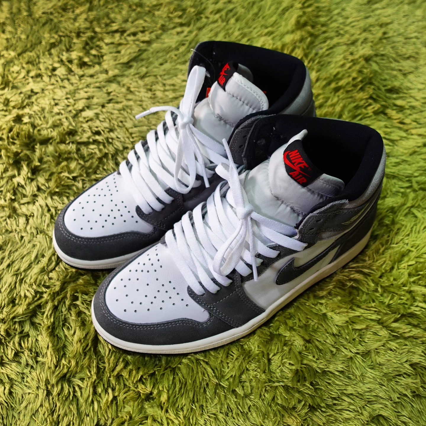 Jordan 1 Retro High OG Black and Smoke Grey 착용 스타일 - 2
