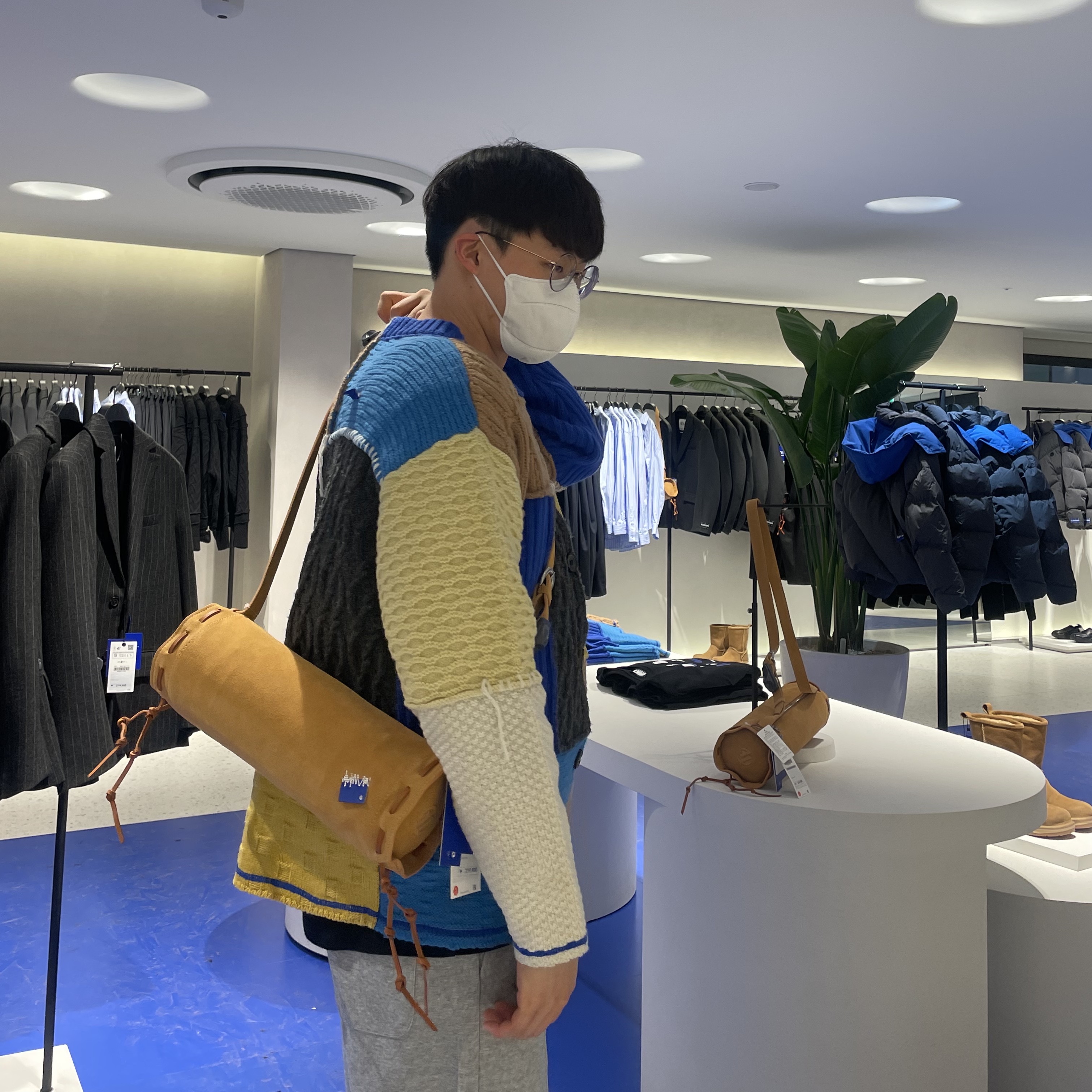 Ader Error x Zara Stitch Split Suede Crossbody Bag Ochre, Zara x Ader Error Patchwork Oversize Knit Cardigan Multicolor 착용 스타일