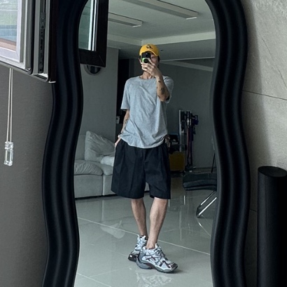 Balenciaga Runner Sneakers Grey Burgundy 착용 스타일 - 4