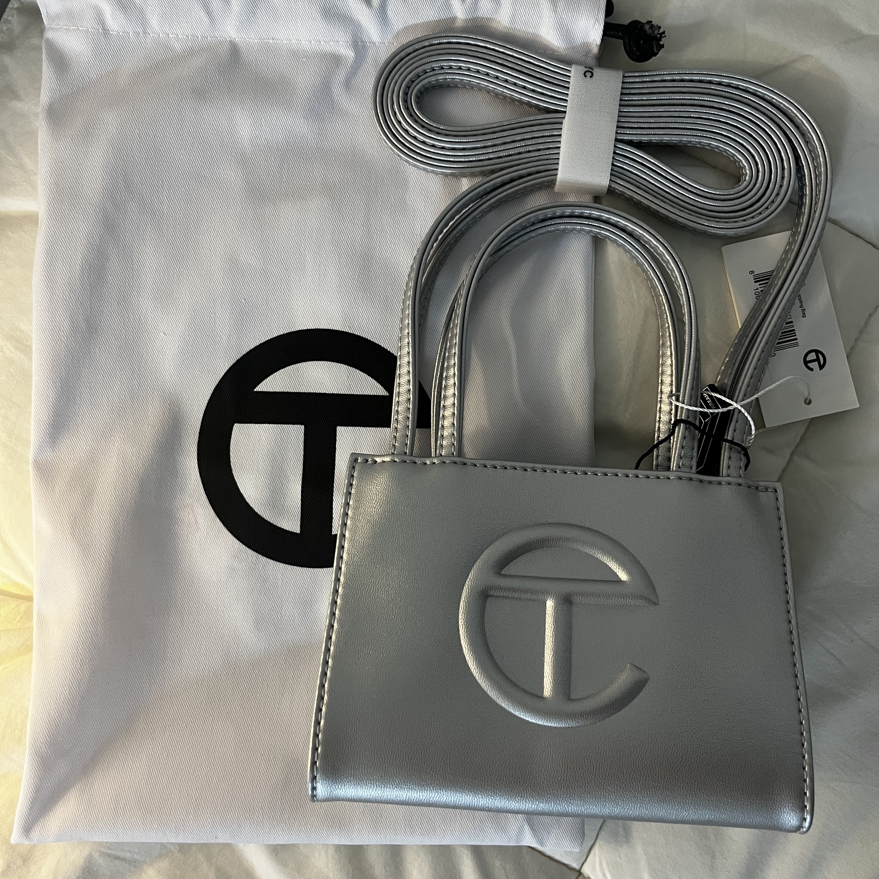 Telfar Small Shopping Bag Silver 착용 스타일 - 2
