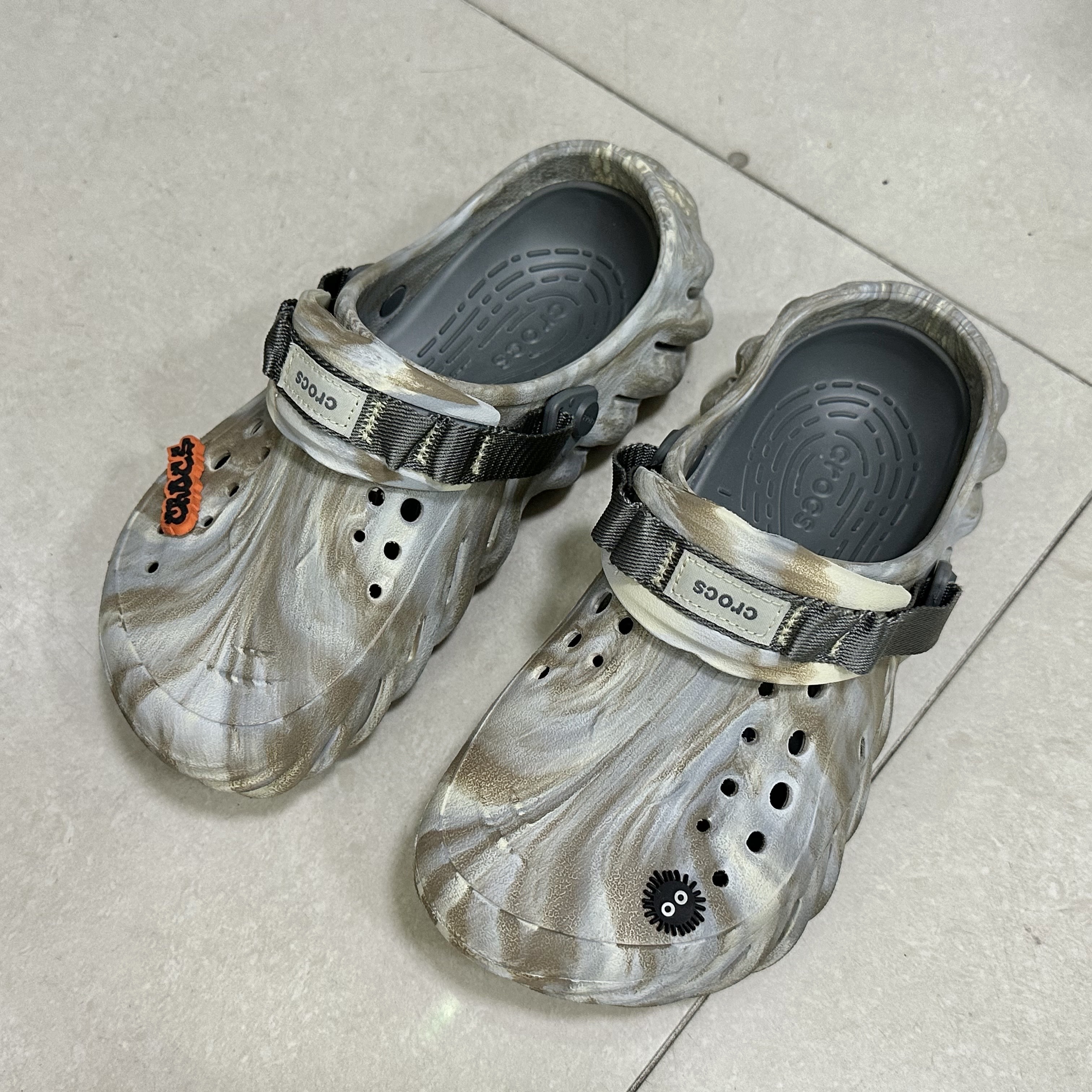 Crocs Echo Marbled Clog Bone Multi 착용 스타일