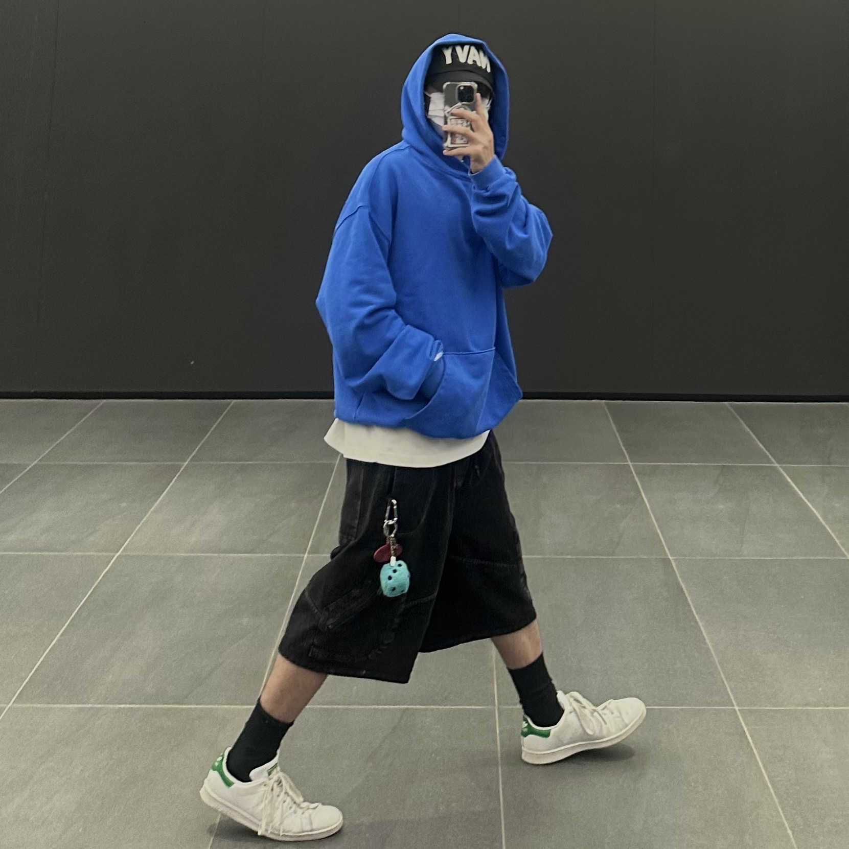 Stussy Fuzzy Dice Keychain Teal 착용 스타일 - 2