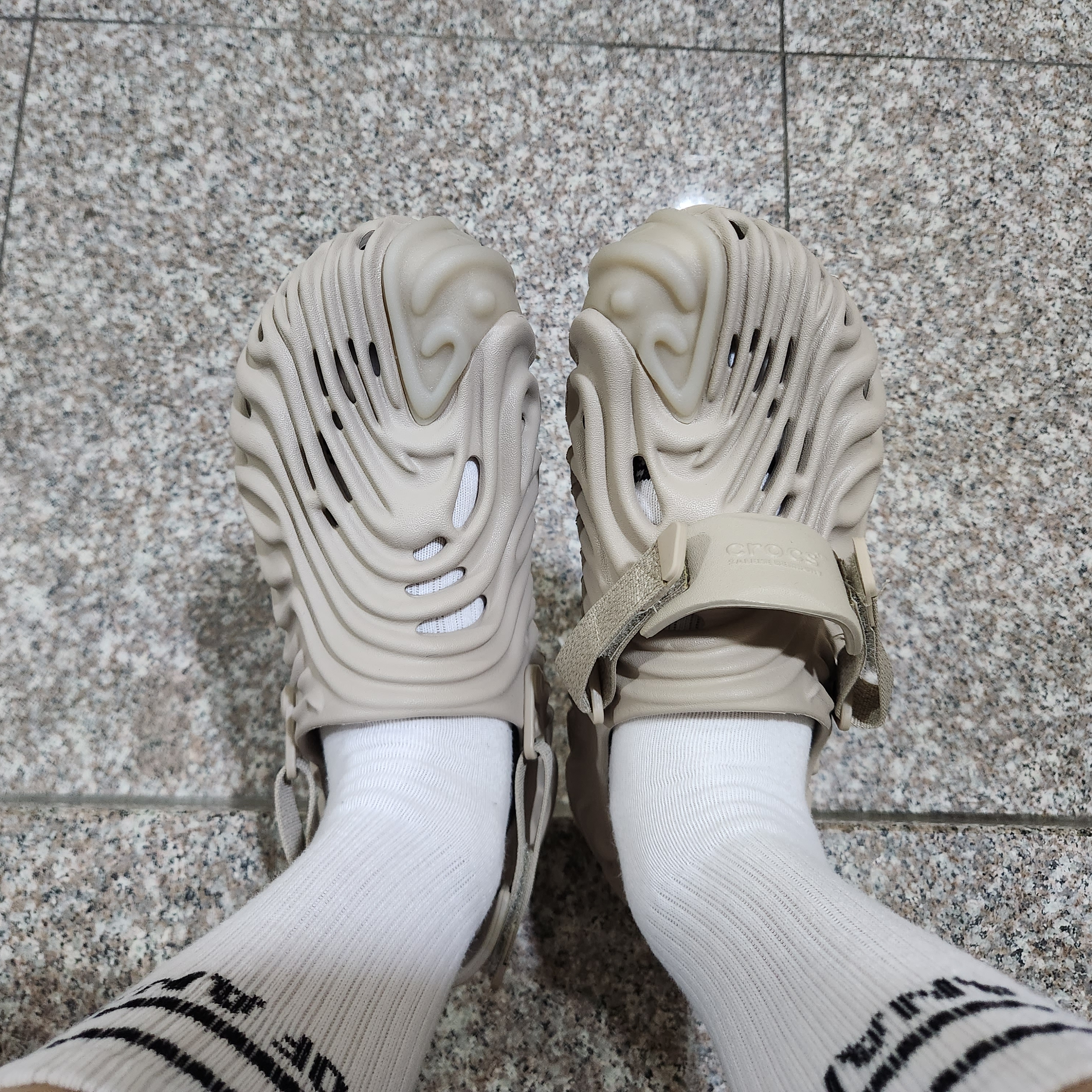 Crocs x Salehe Bembury Pollex Clog Horchata 착용 스타일 - 4