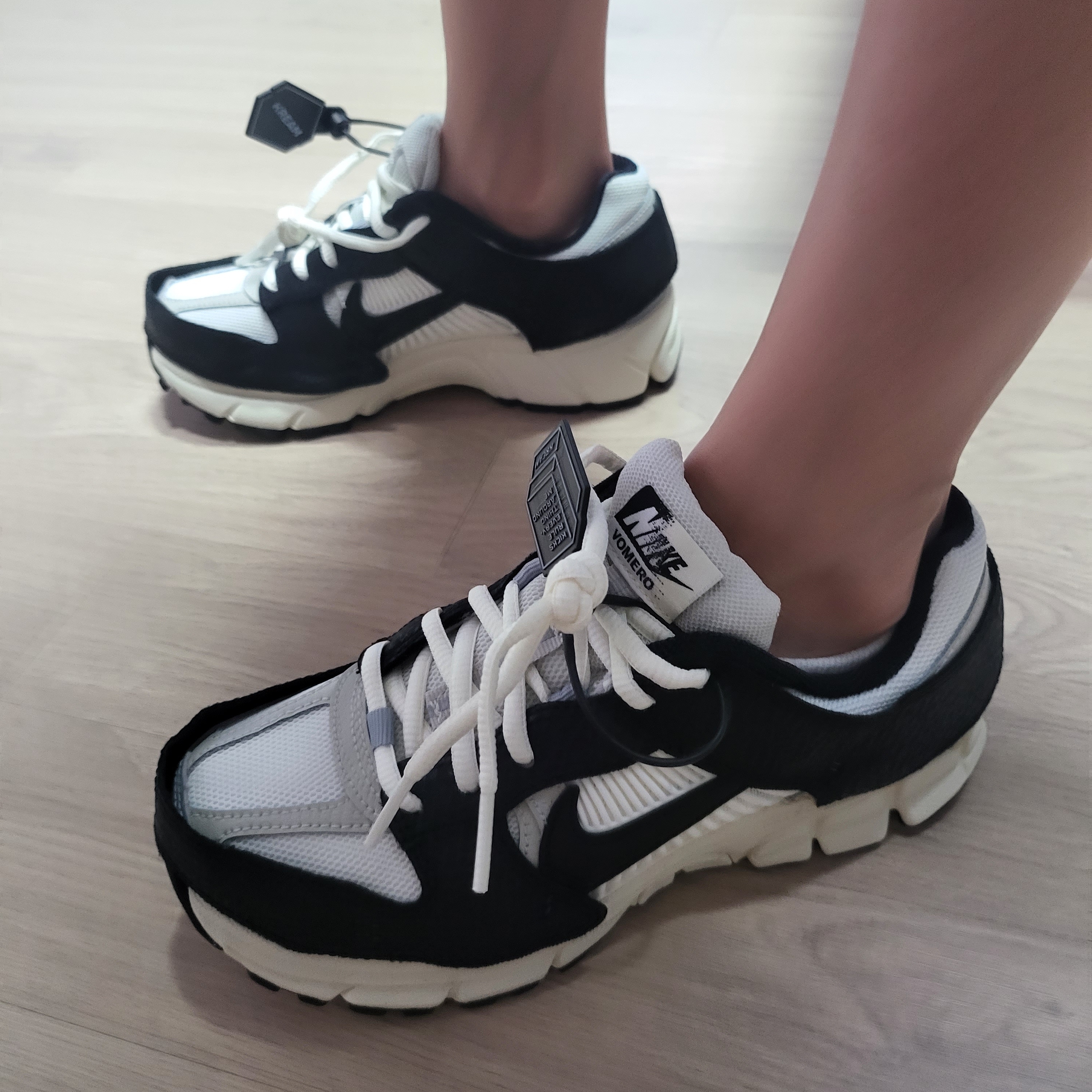 (W) Nike Zoom Vomero 5 Wolf Grey and Black 착용 스타일 - 3
