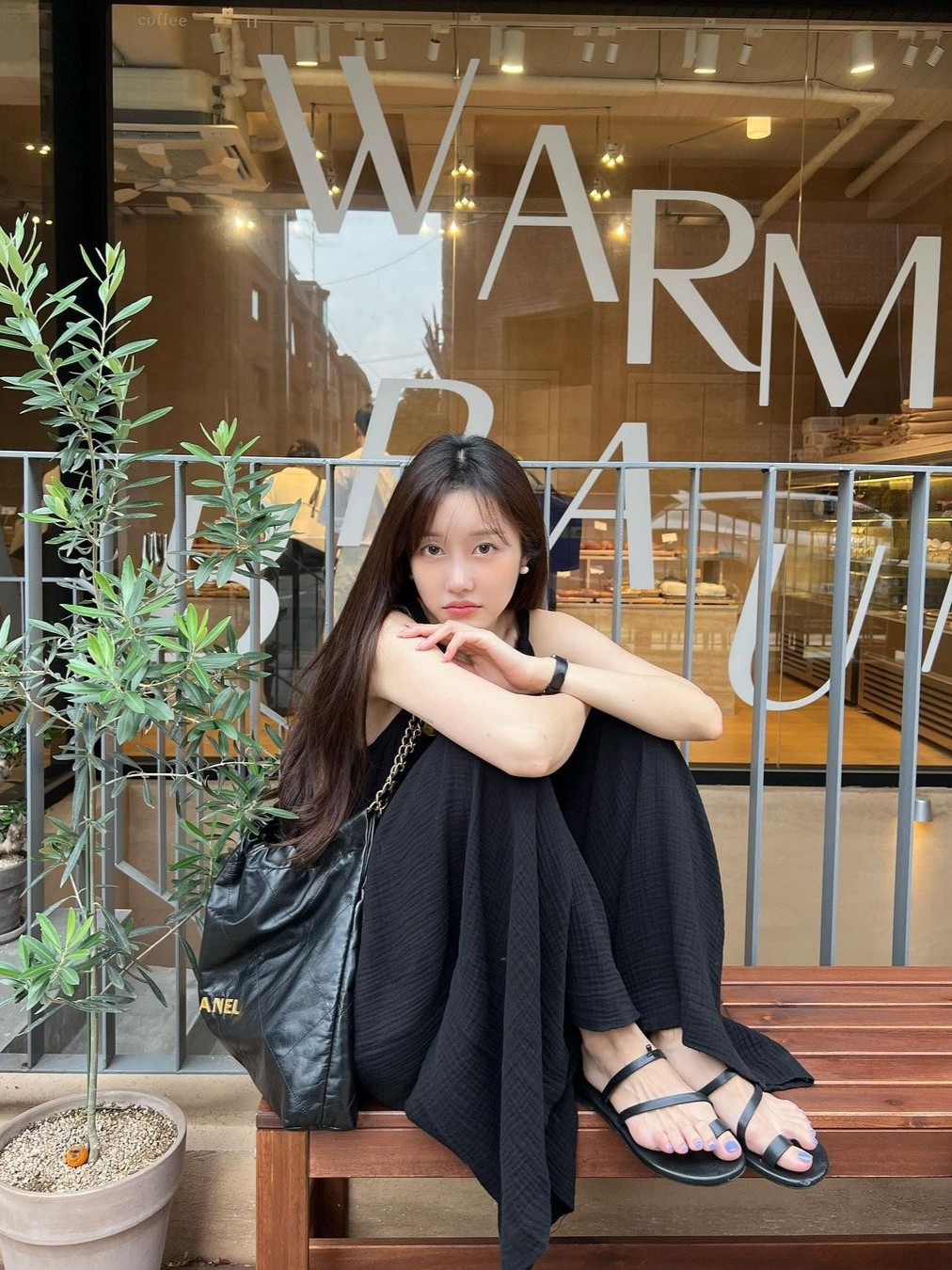 Chanel 22 Medium Handbag Shiny Calfskin & Gold Black 착용 스타일