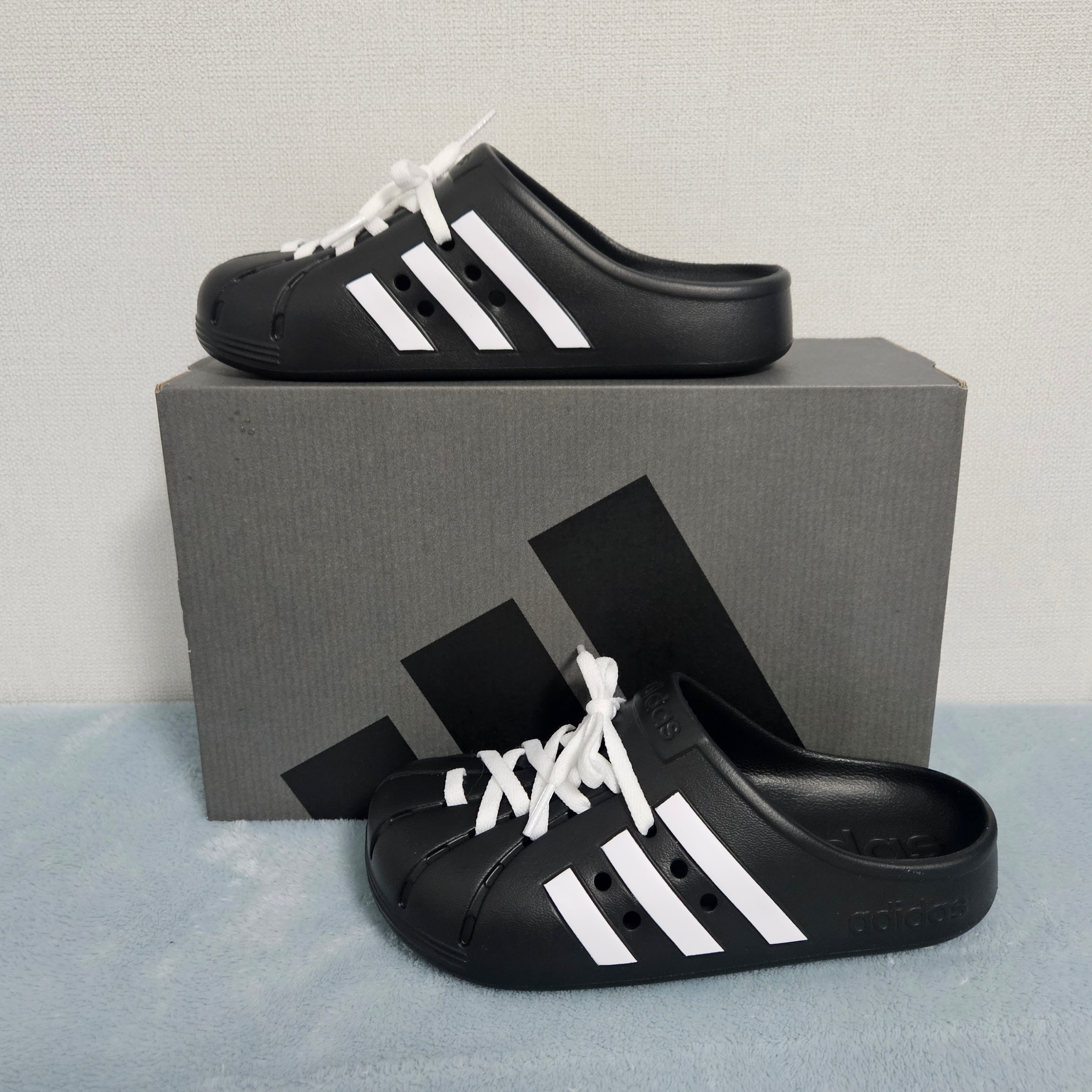 Adidas Adilette Clog Black White 착용 스타일 - 1