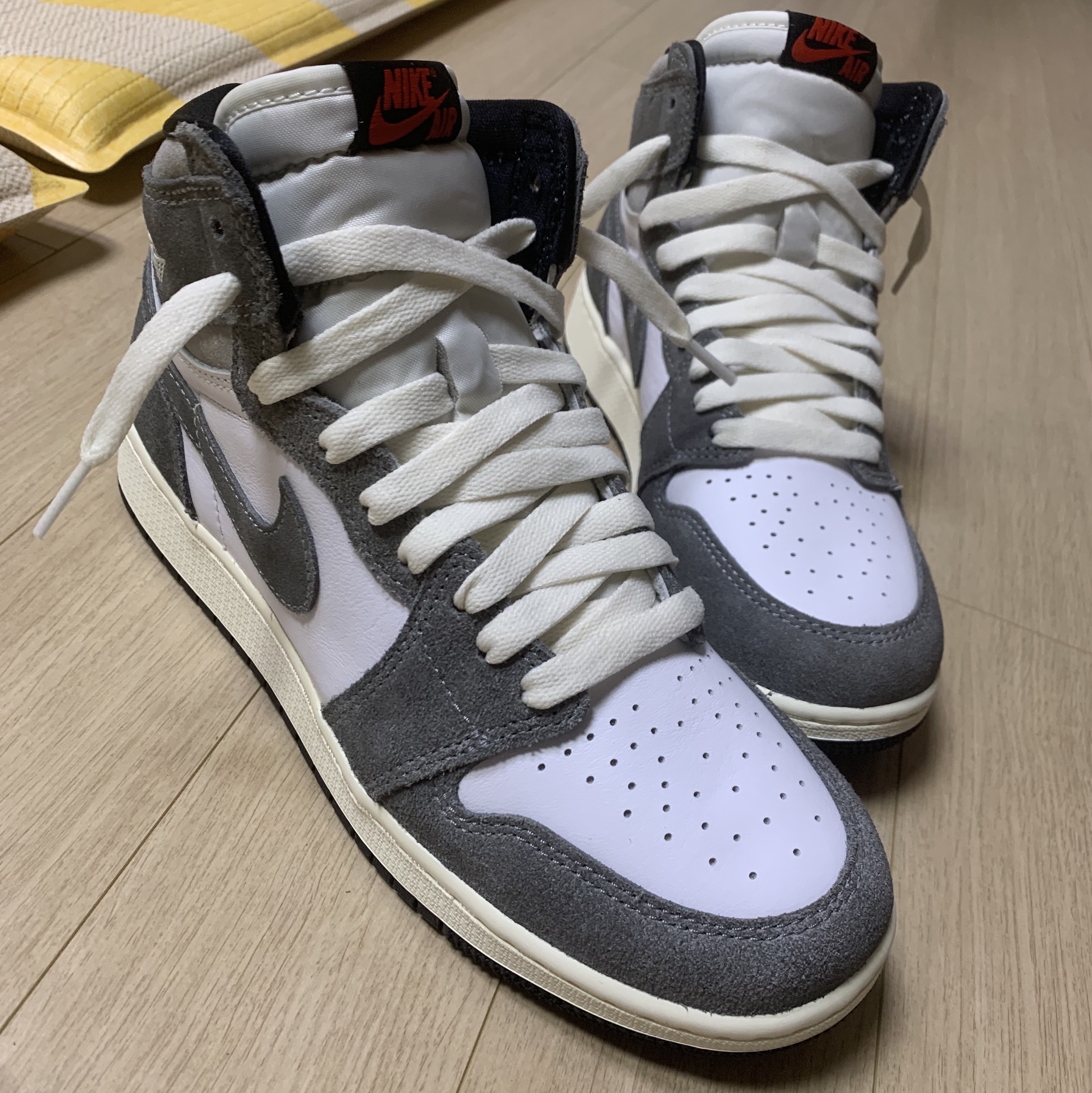 Jordan 1 Retro High OG Black and Smoke Grey 착용 스타일 - 1