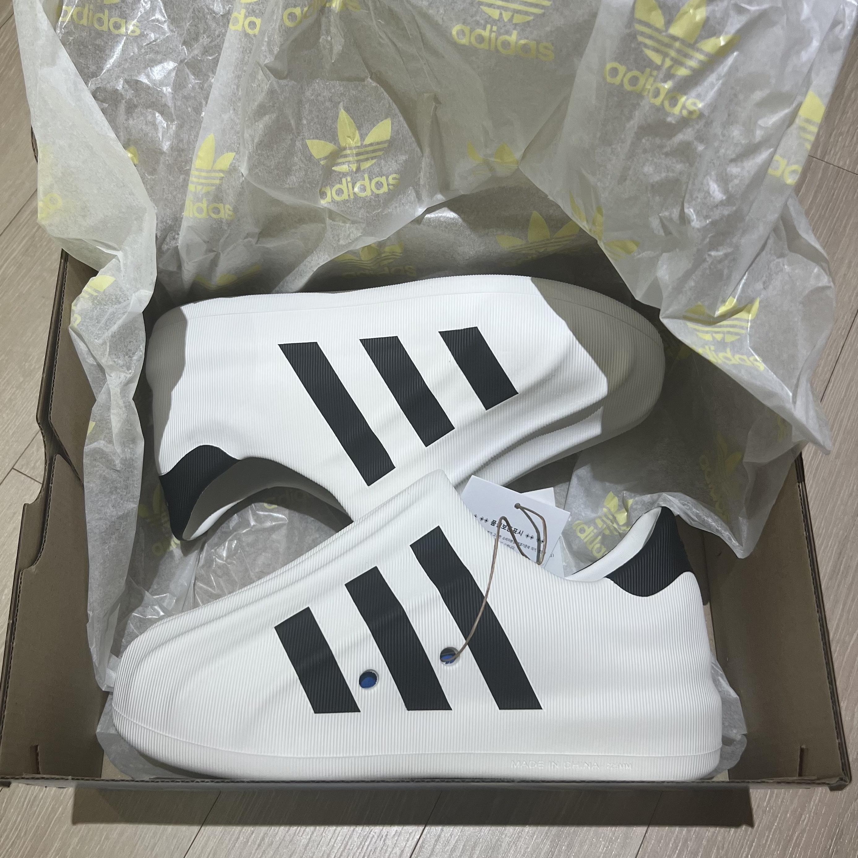 Adidas Adifom Superstar Core White 착용 스타일 - 2