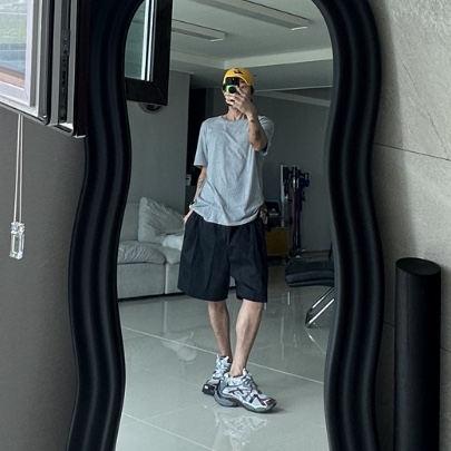Balenciaga Runner Sneakers Grey Burgundy 착용 스타일 - 3