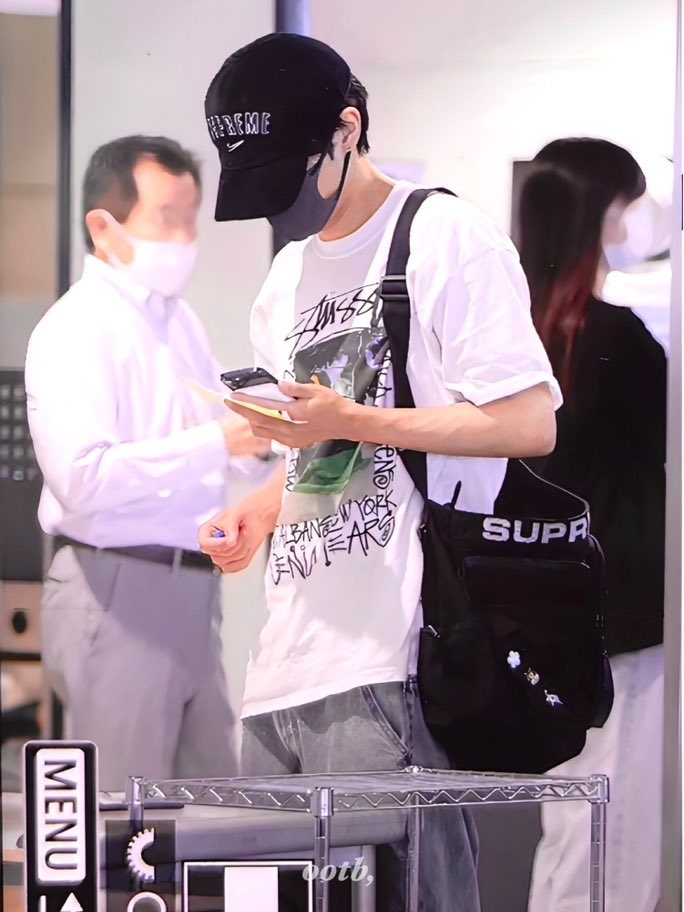 Stussy x Denim Tears Farmers Blvd. T-Shirt White, Supreme Field Messenger Bag Black - 23SS 착용 스타일 - 3