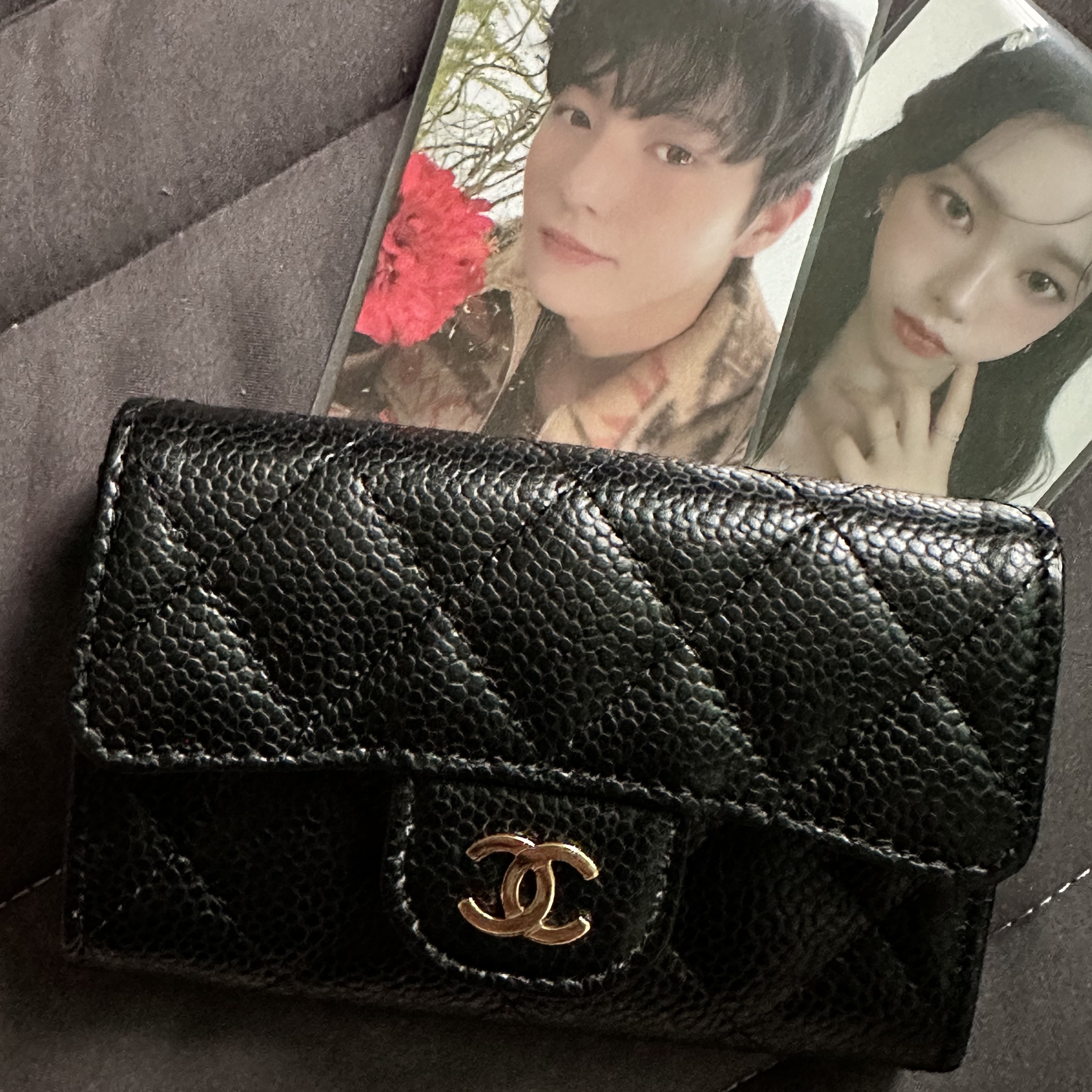 Chanel Classic Card Holder Grained Calfskin & Gold Black 착용 스타일