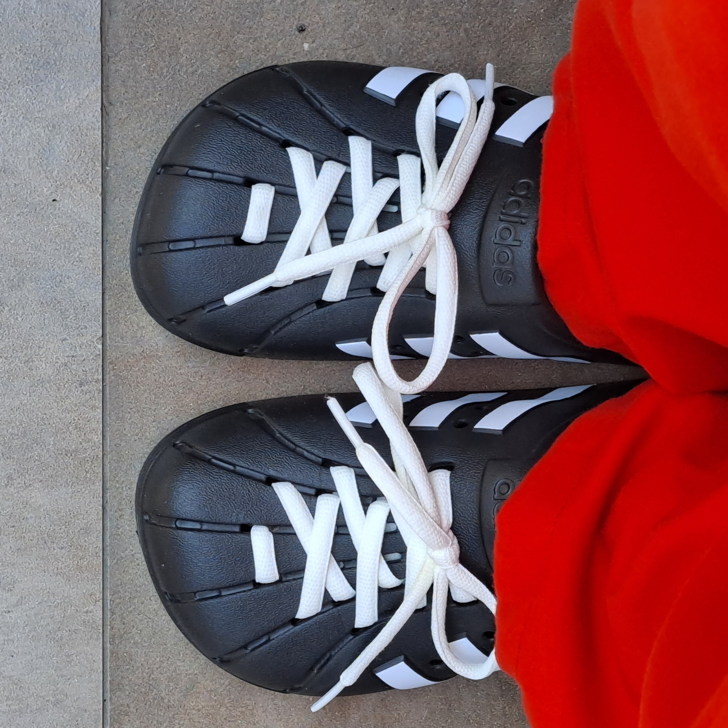 Adidas Adilette Clog Black White 착용 스타일