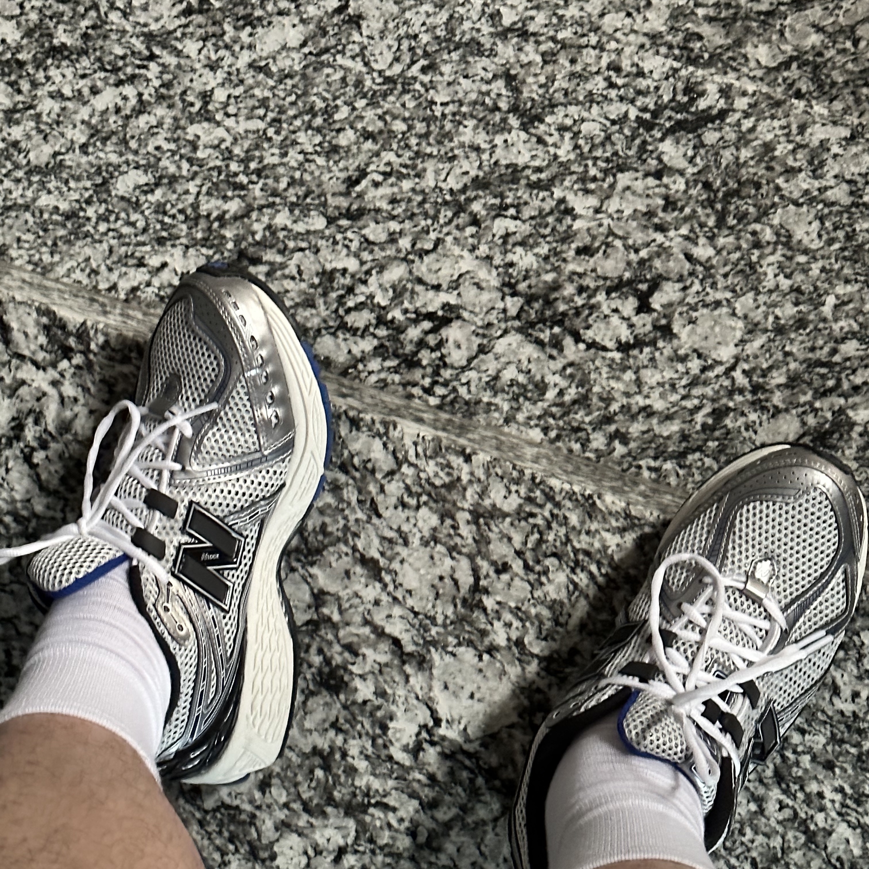 New Balance 1906R Silver Metallic 착용 스타일