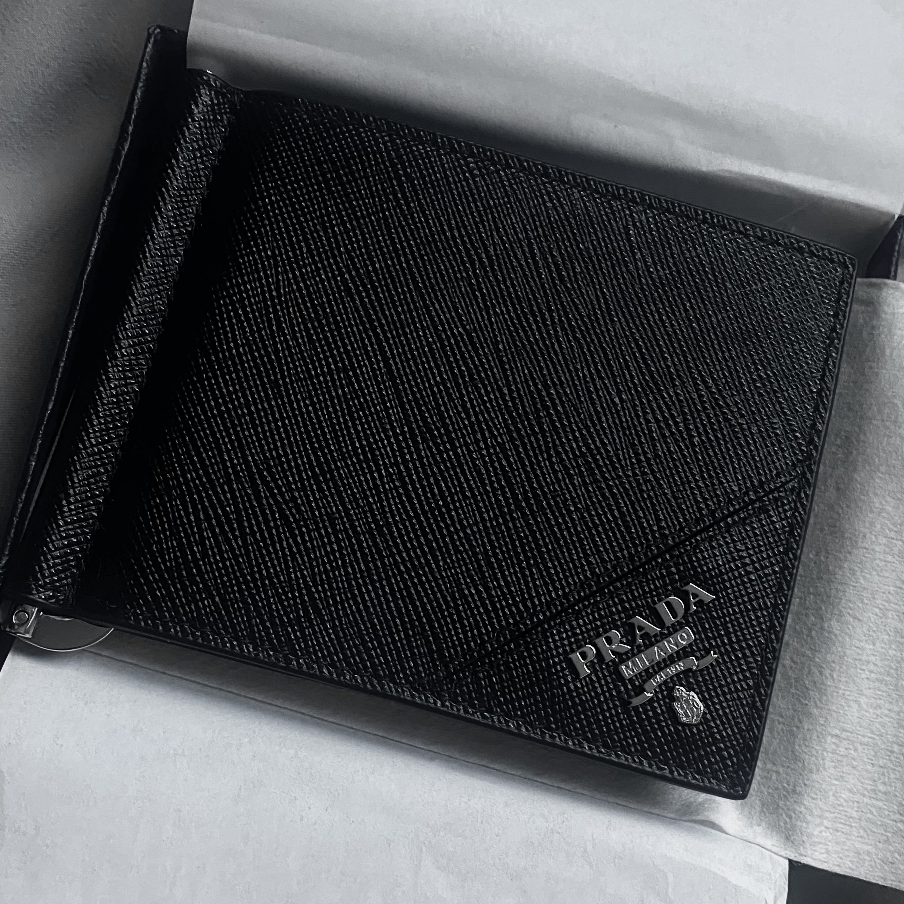 Prada Saffiano Leather Money Clip Wallet Black 착용 스타일