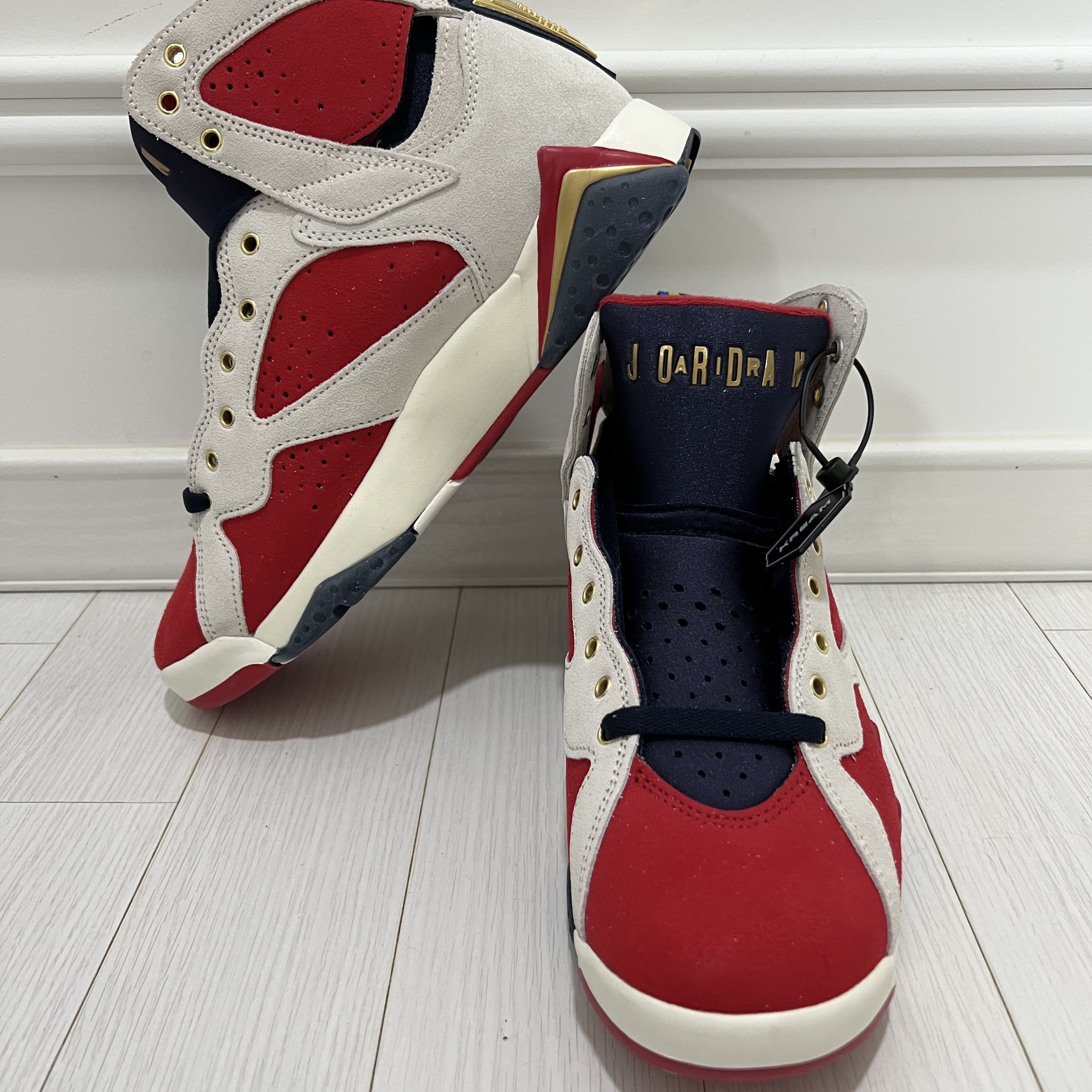 Jordan 7 x Trophy Room Retro SP True Red and Obsidian 착용 스타일 - 1
