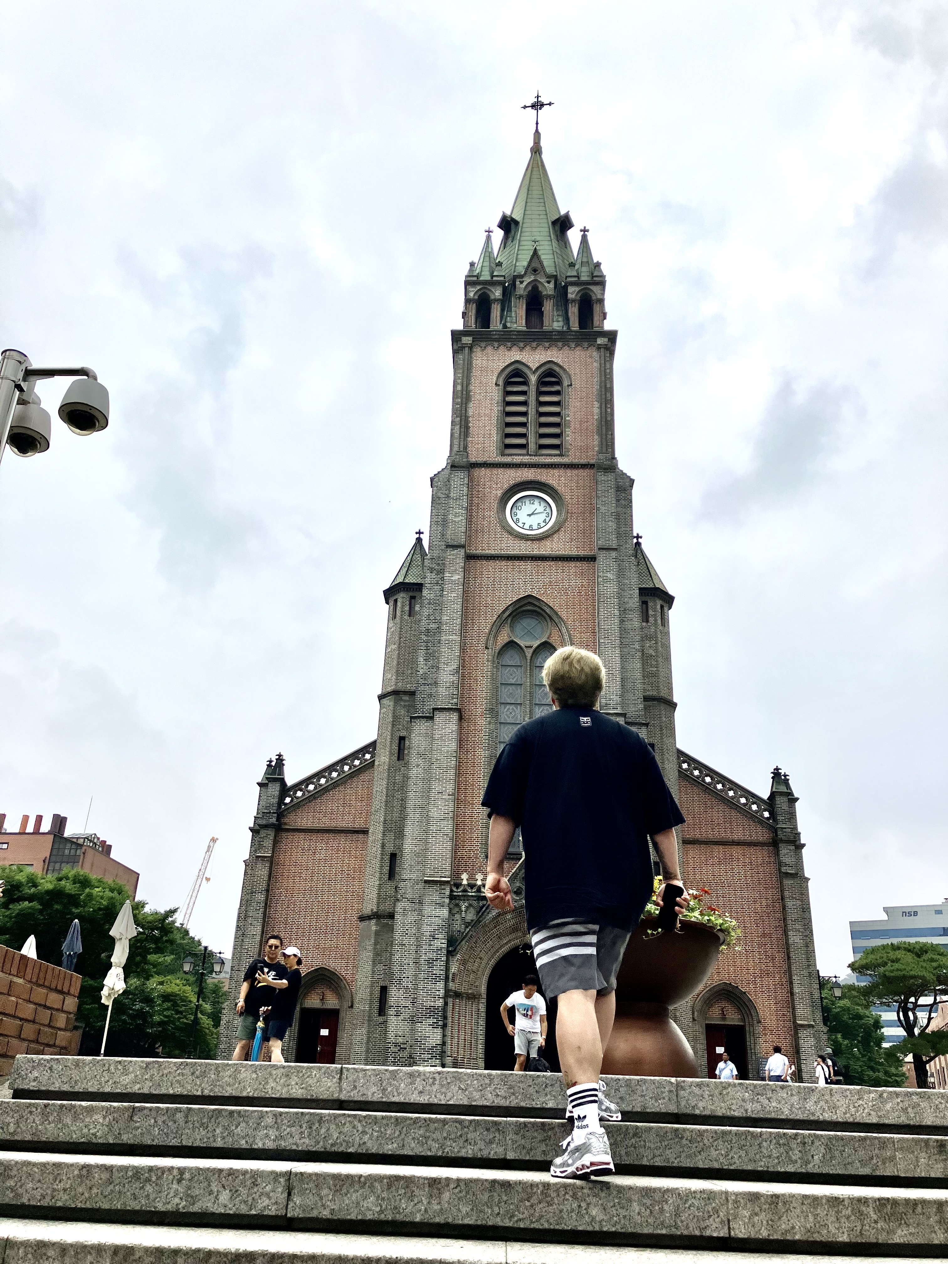 Asics Gel-Kayano 14 White Pure Silver Red, Thom Browne Tech 4-Bar Drawstring Waist Board Swim Shorts Medium Grey 착용 스타일 - 1