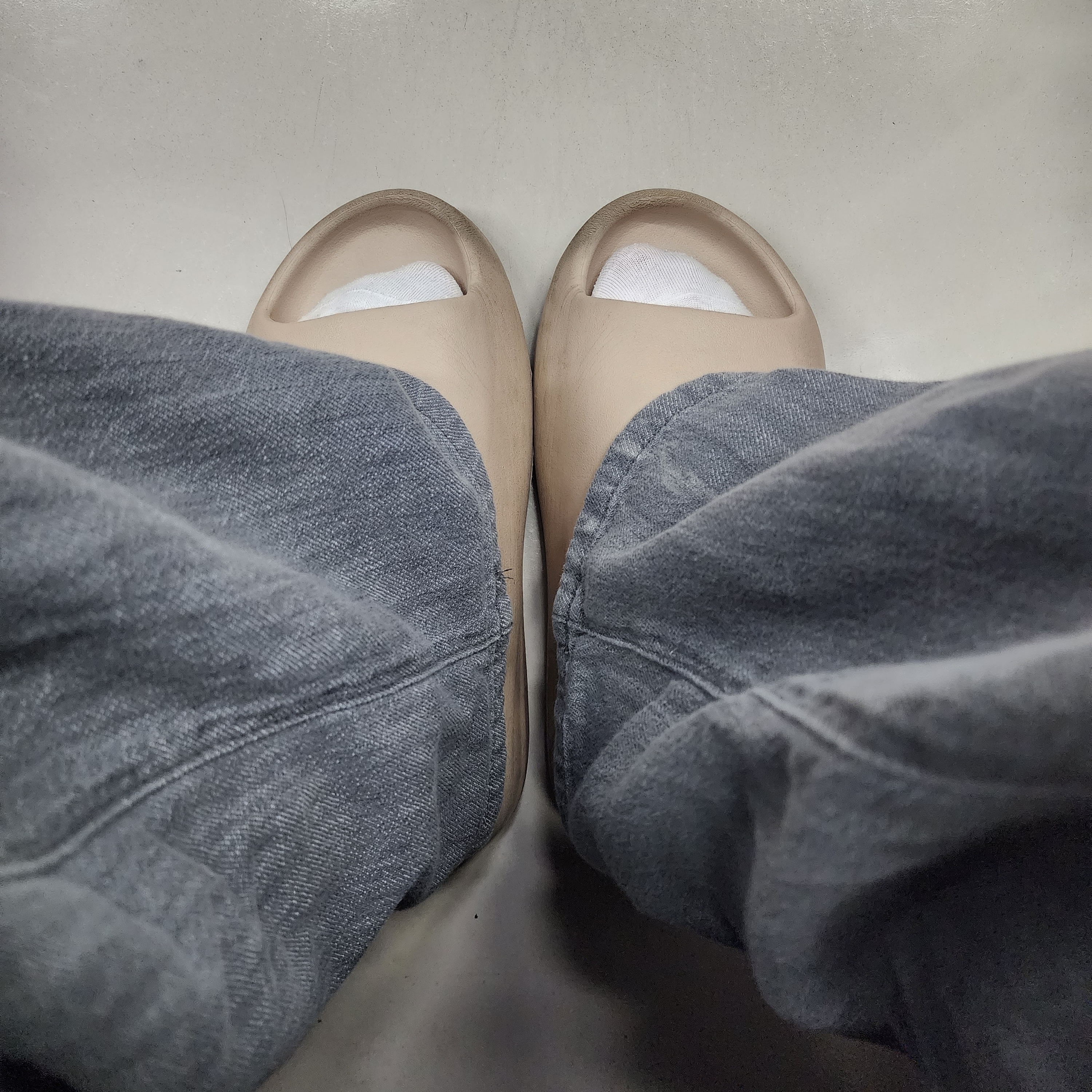 Adidas Yeezy Slide Pure - Re-Release Ver. 착용 스타일