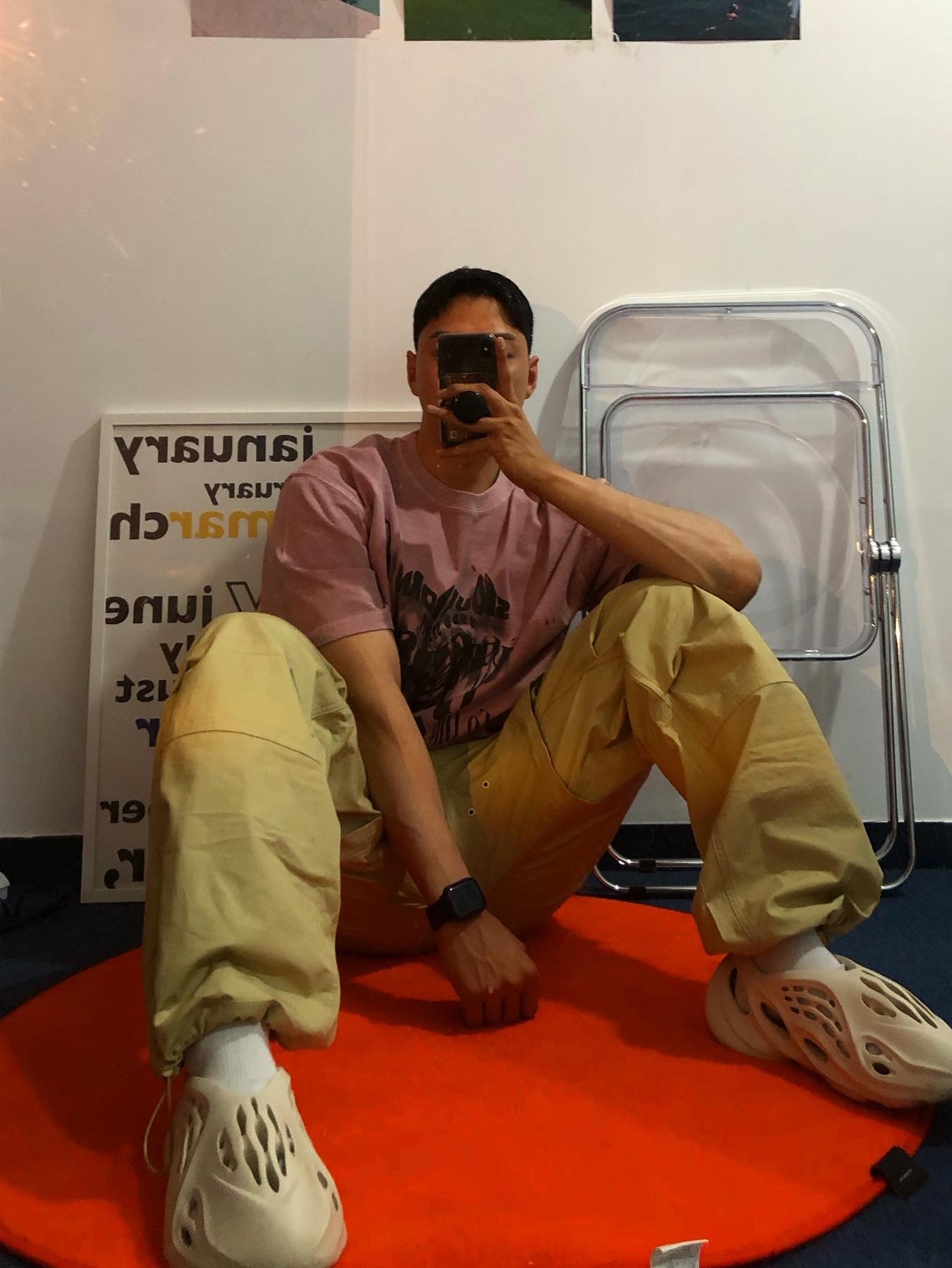 Adidas Yeezy Foam RNNR Sand 착용 스타일 - 2
