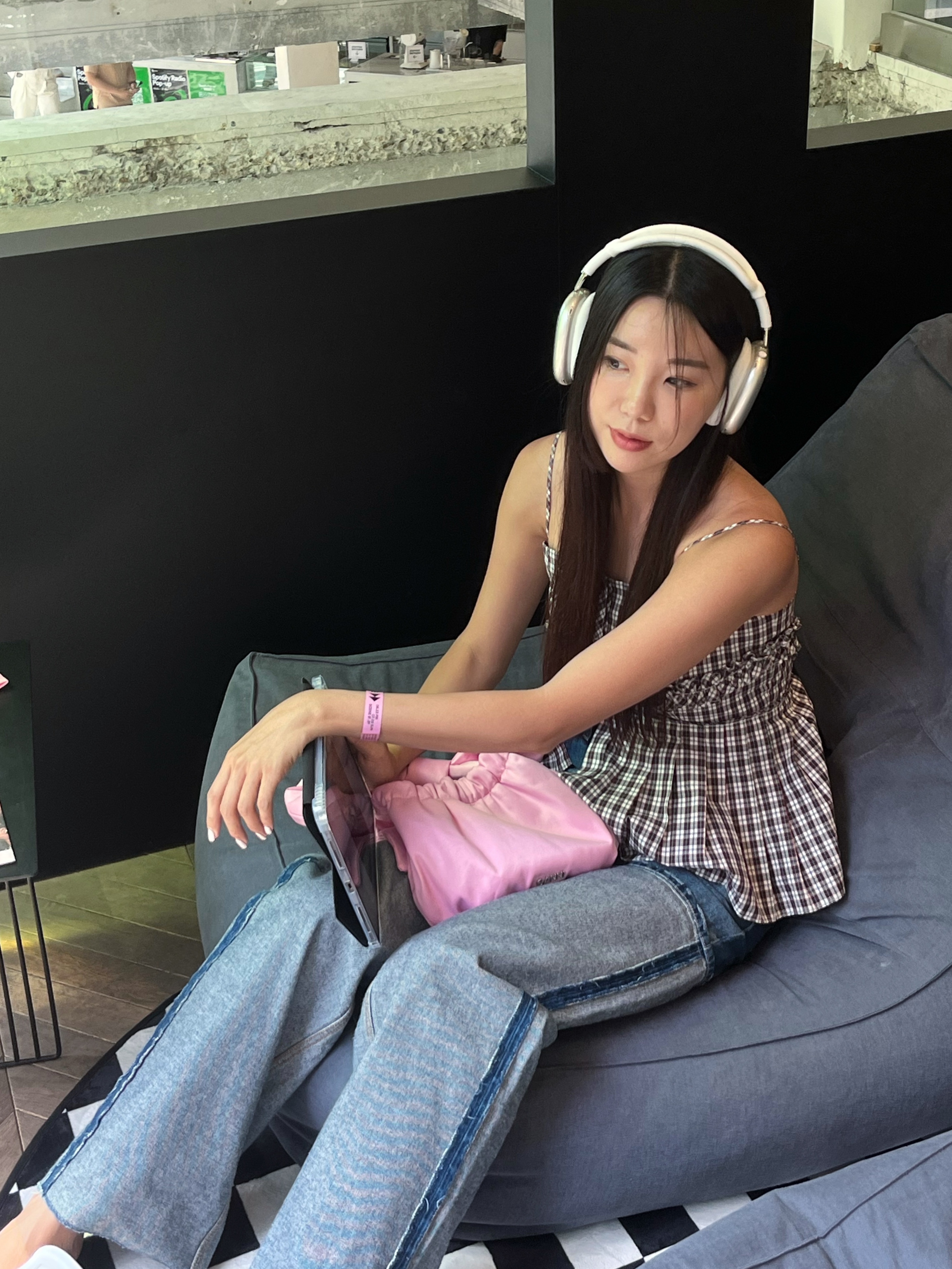 Ganni Small Occasion Hobo Bag Silver, Apple AirPods Max Lightning Silver (Korean Ver.) 착용 스타일 - 1