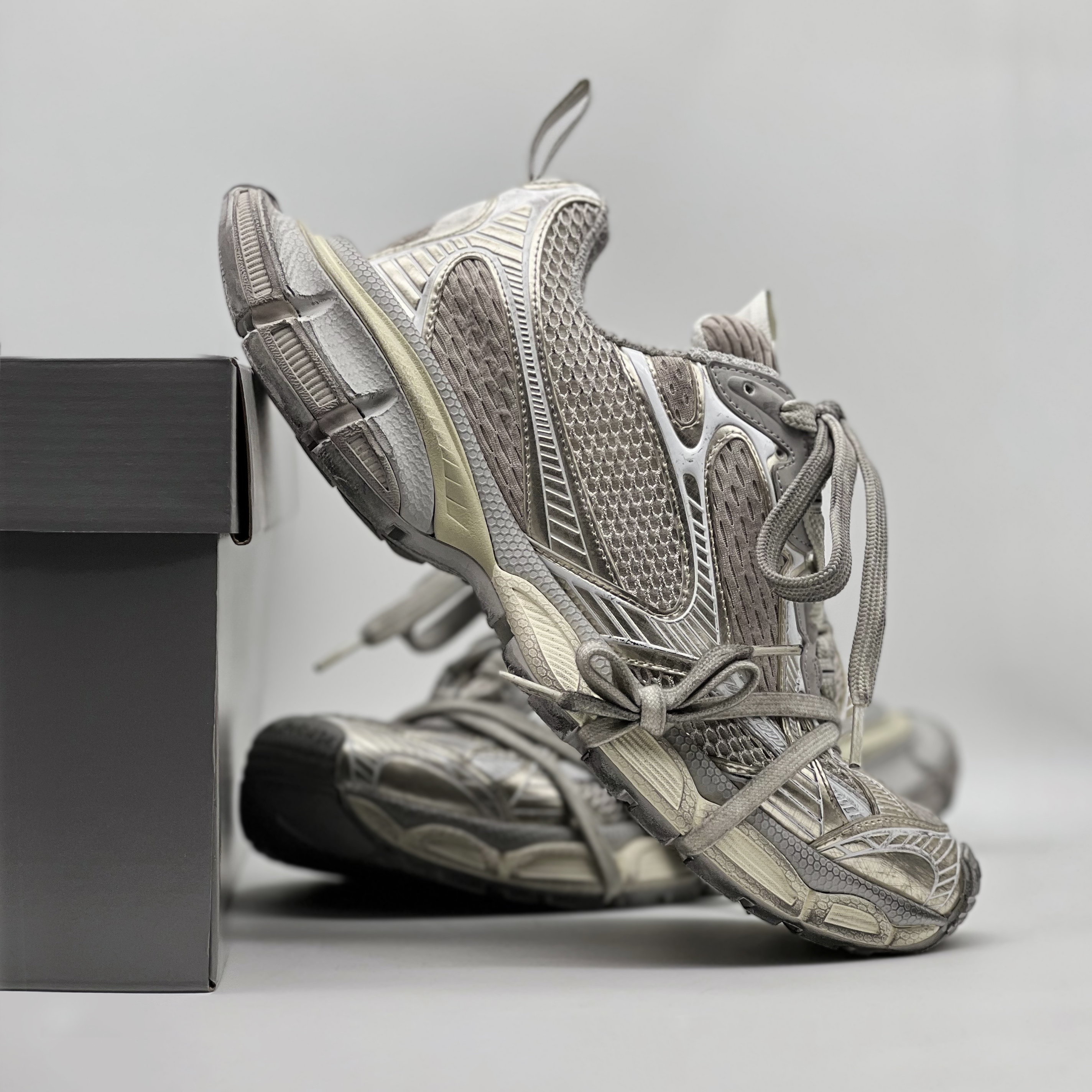 Balenciaga 3XL Sneakers Light Beige 착용 스타일 - 4
