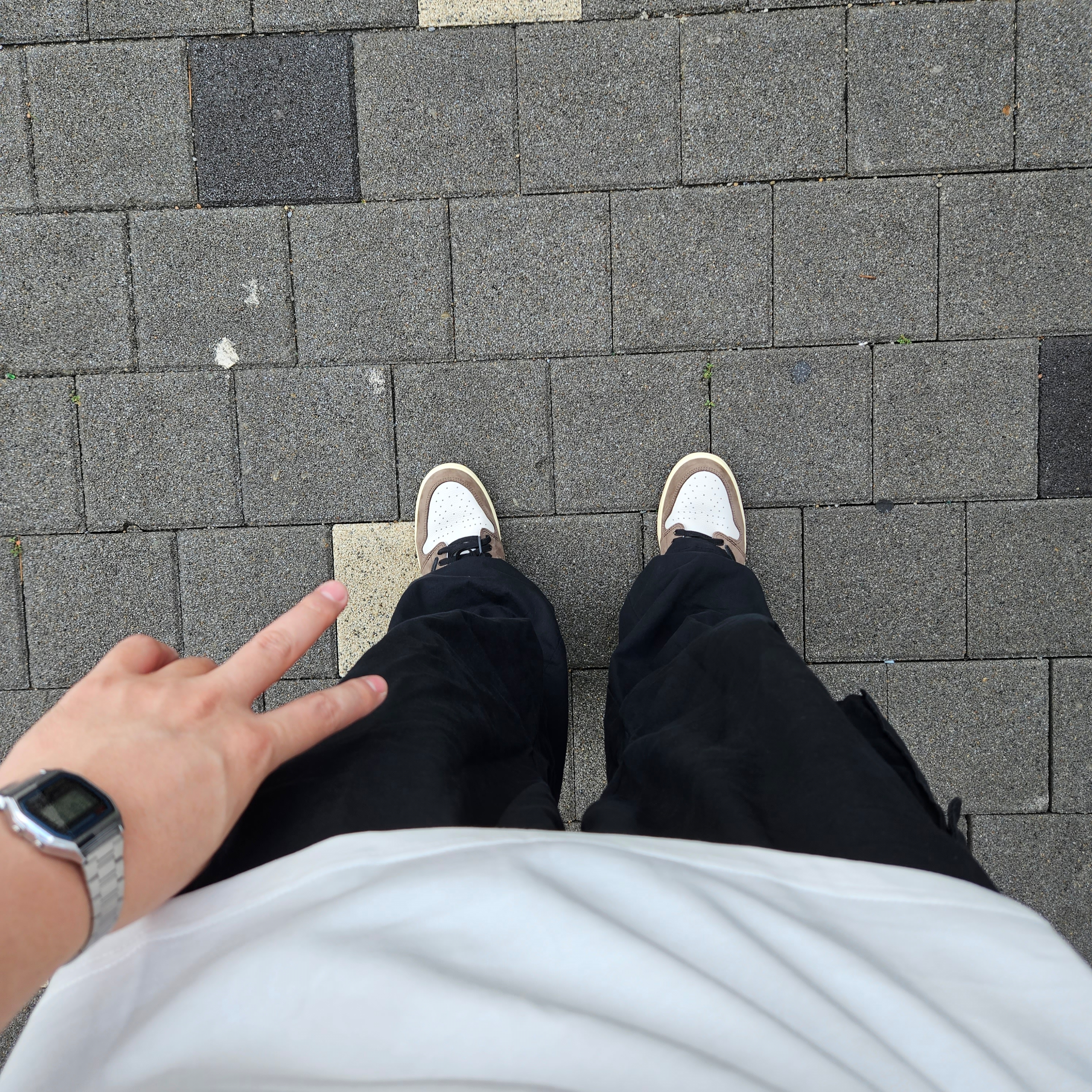 Nike x Stussy T-Shirt White (DV1774-100), Jordan 1 x Travis Scott Retro High OG SP Mocha 착용 스타일