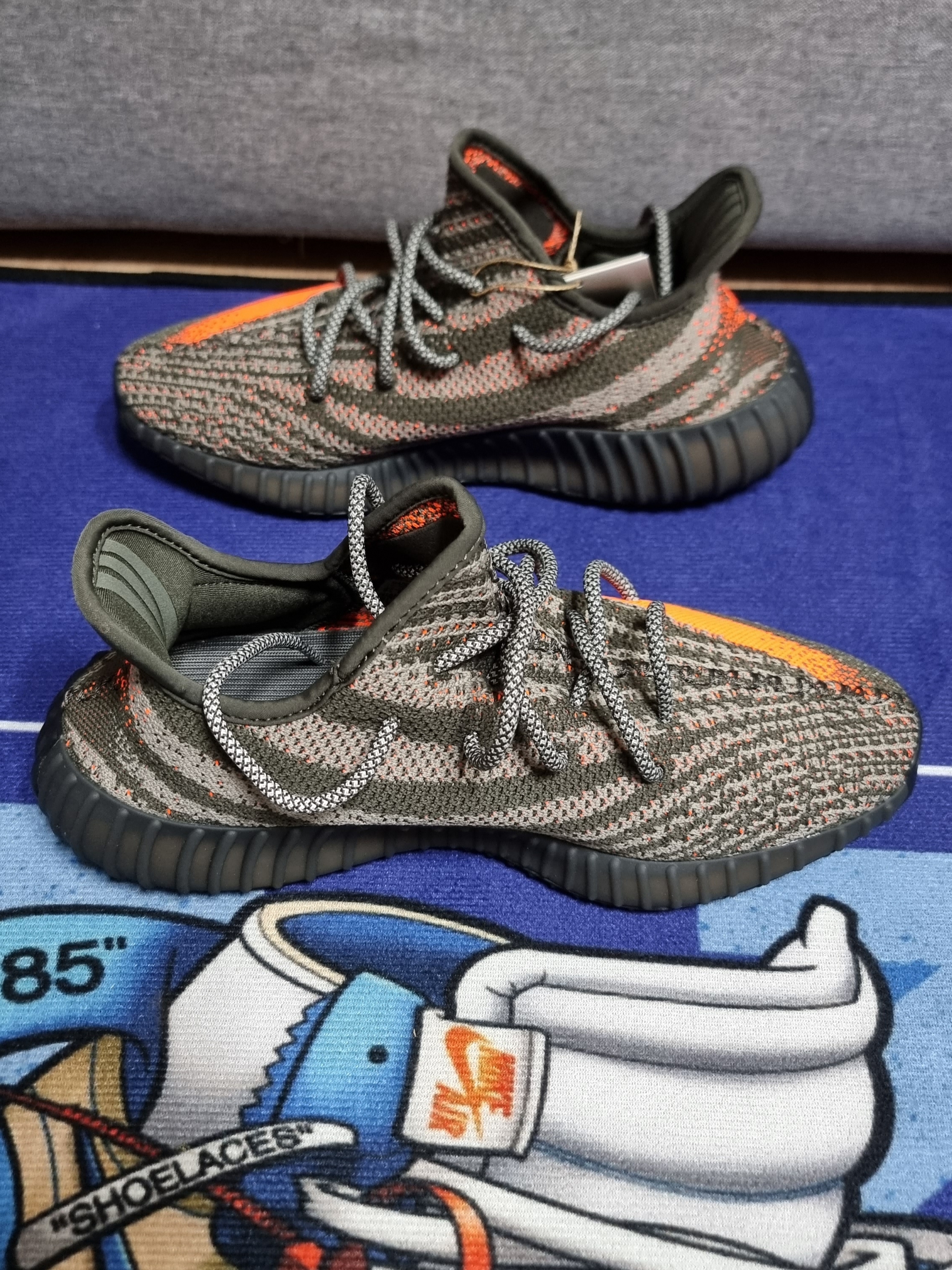 Adidas Yeezy Boost 350 V2 Carbon Beluga 착용 스타일 - 3