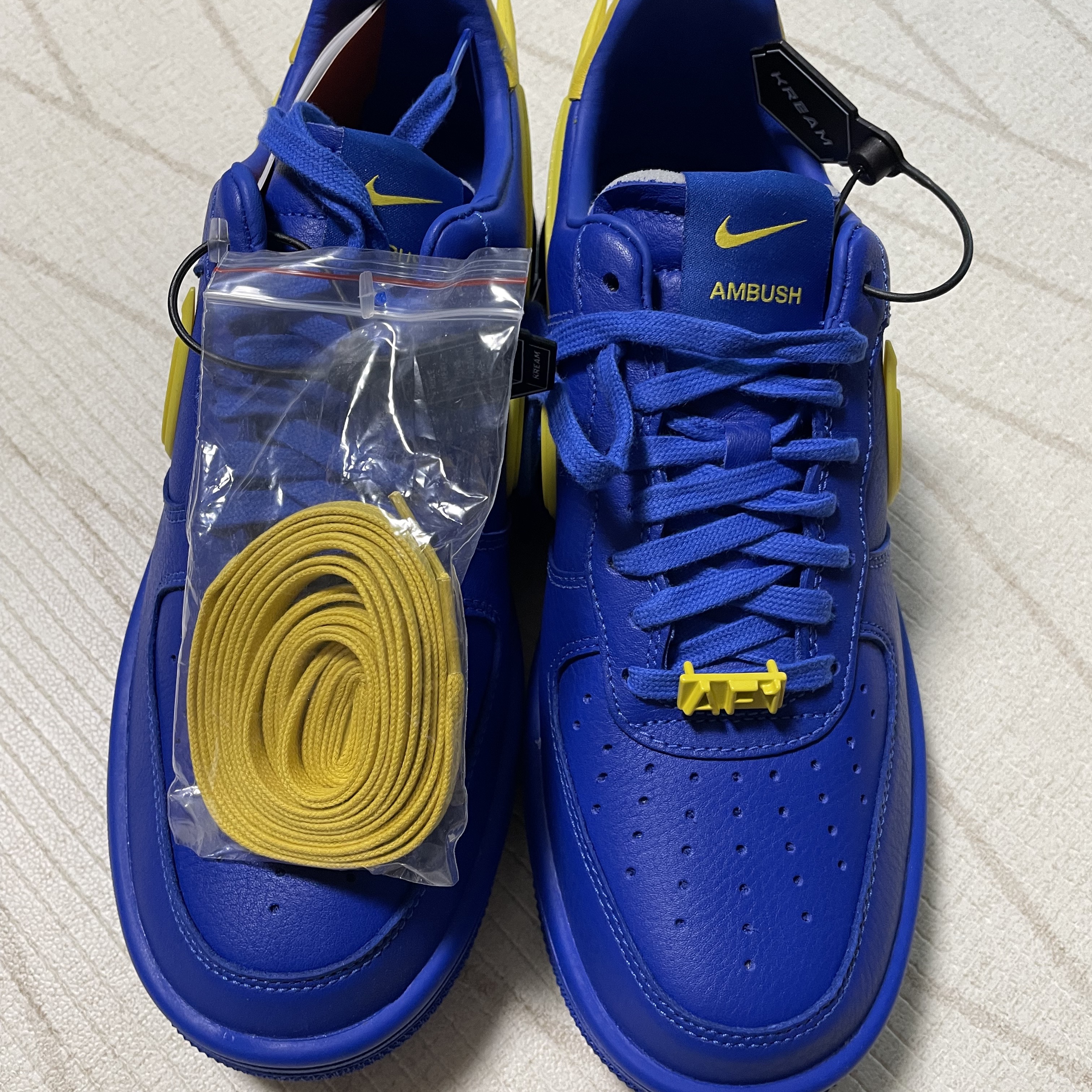Nike x Ambush Air Force 1 Low SP Game Royal and Vivid Sulfur 착용 스타일 - 3