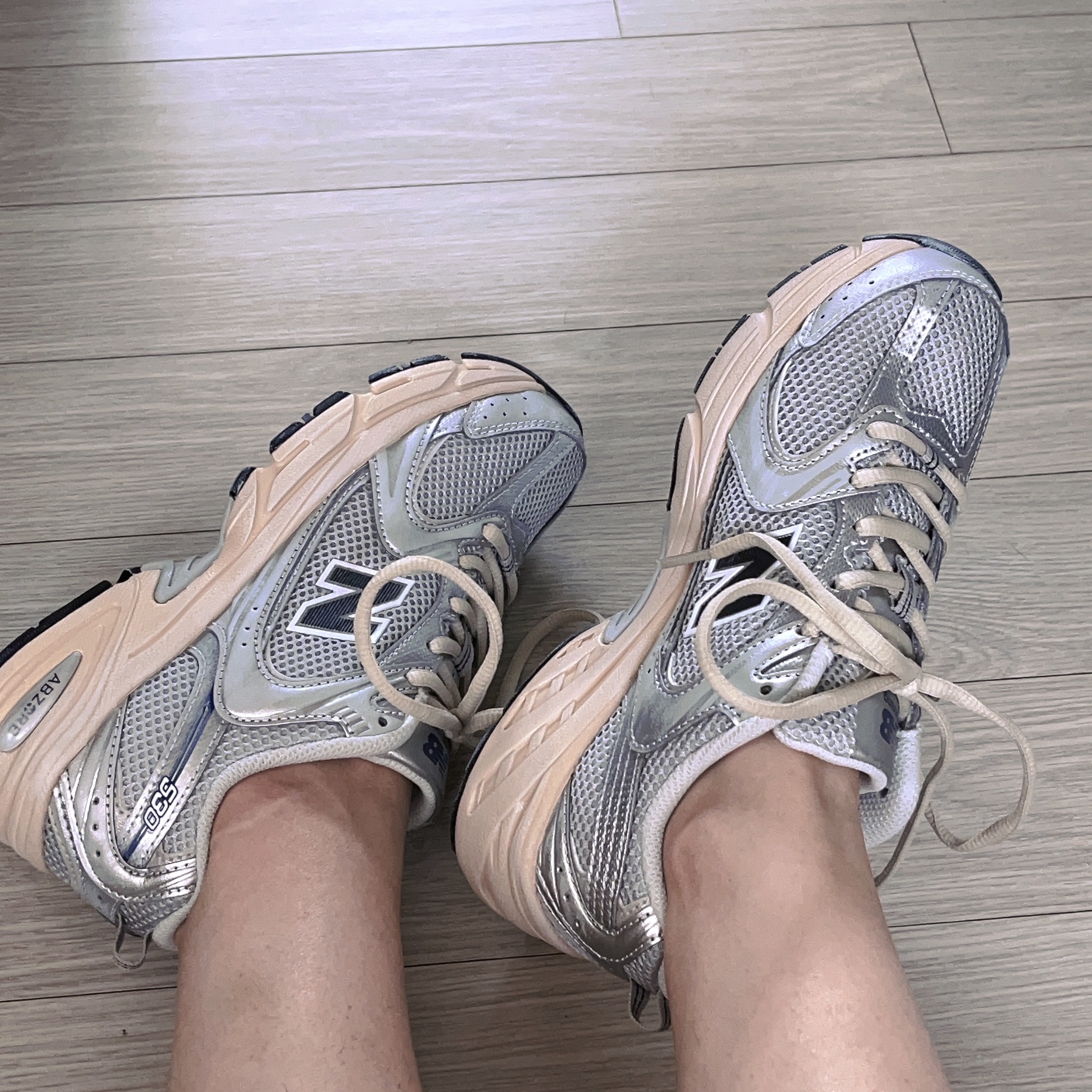 New Balance 530 Vintage Metallic Silver 착용 스타일 - 2