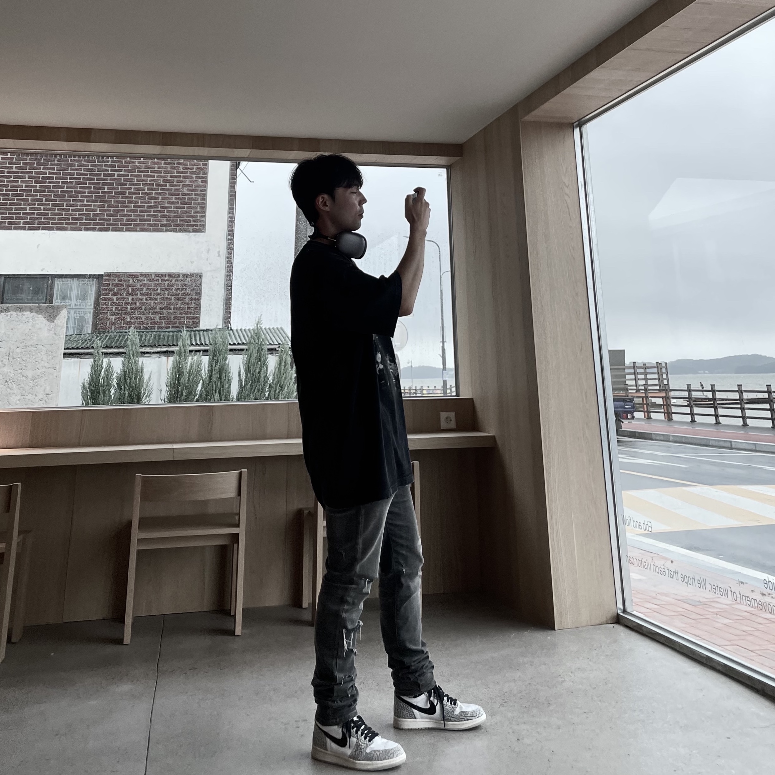 Undermycar Legion.03 Slim Fit Blue Stitch Washed Jeans Washed Gray, Apple AirPods Max Lightning Space Gray (Korean Ver.) 착용 스타일 - 3