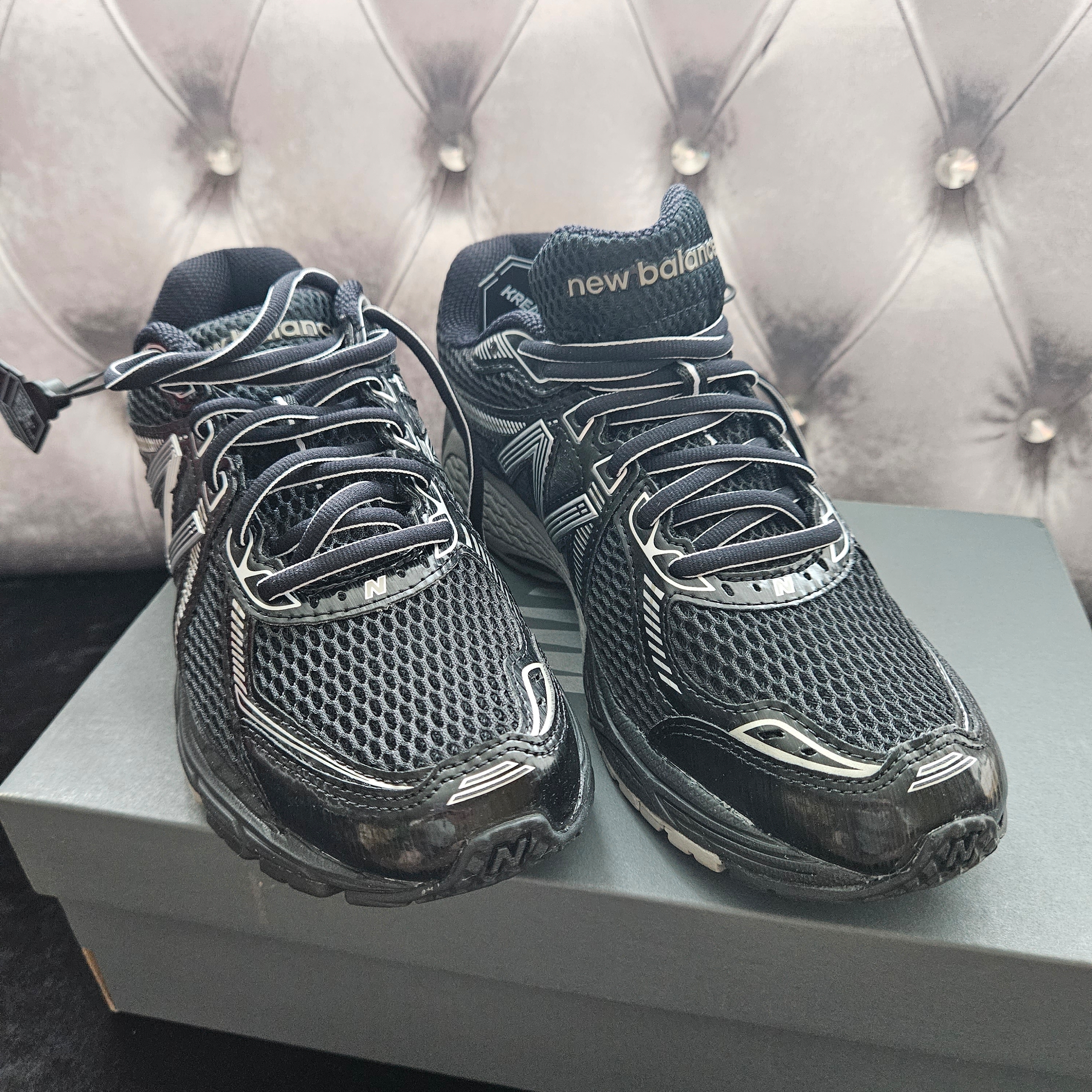 New Balance 860v2 Black Grey 착용 스타일 - 2