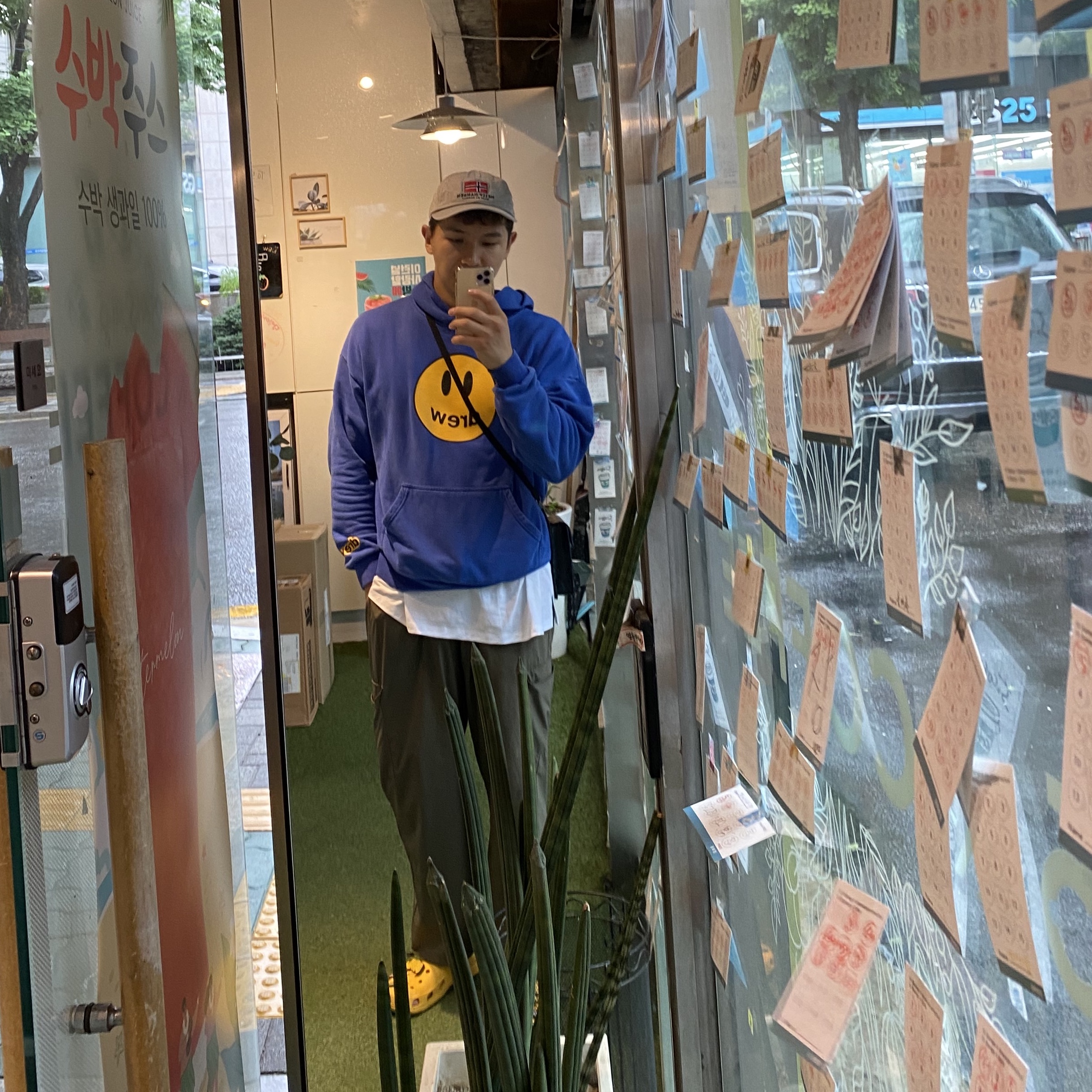 Crocs x Justin Bieber x Drew Classic Clog Canary, Drew House Mascot Oversized Hoodie Royal Blue 착용 스타일