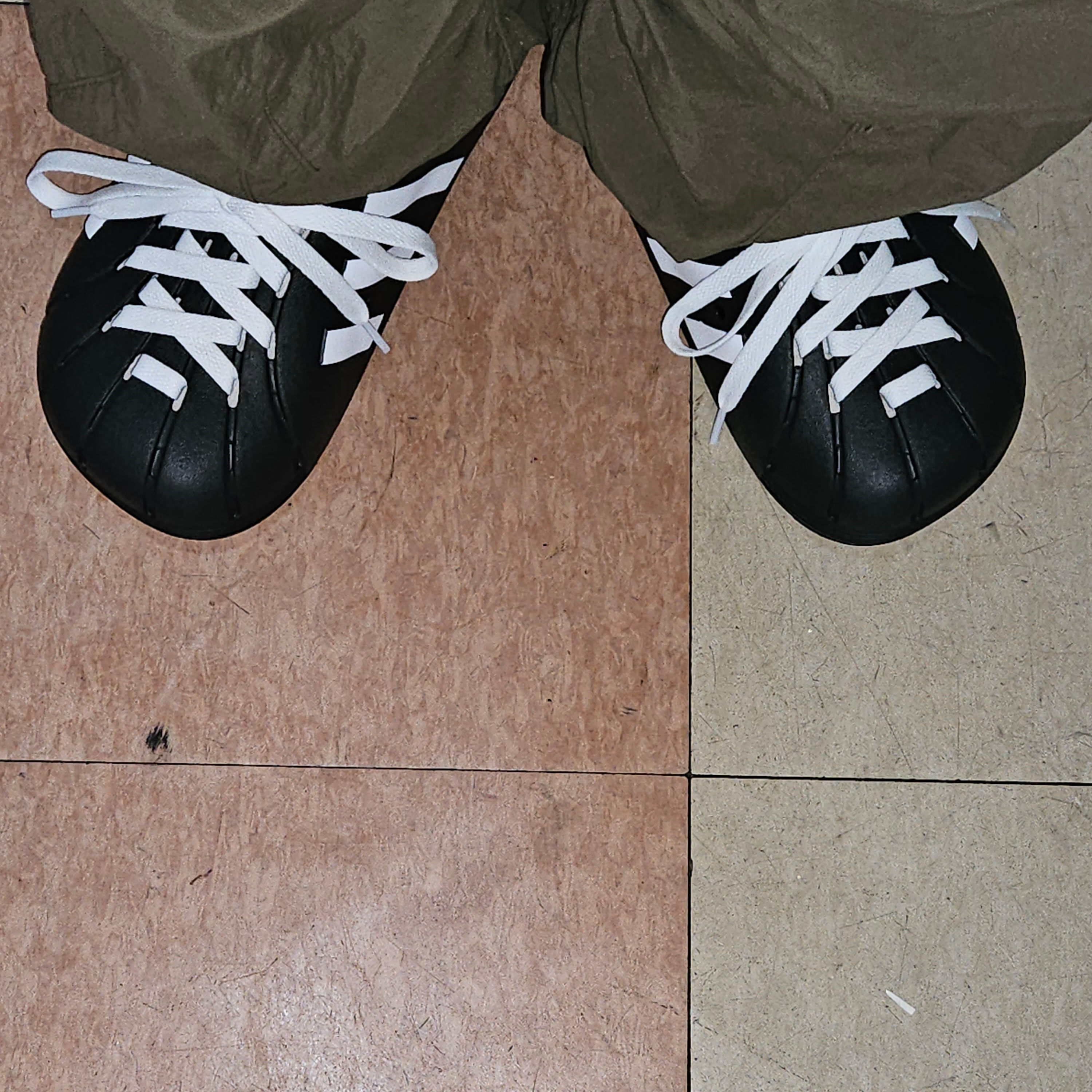 Adidas Adilette Clog Black White 착용 스타일