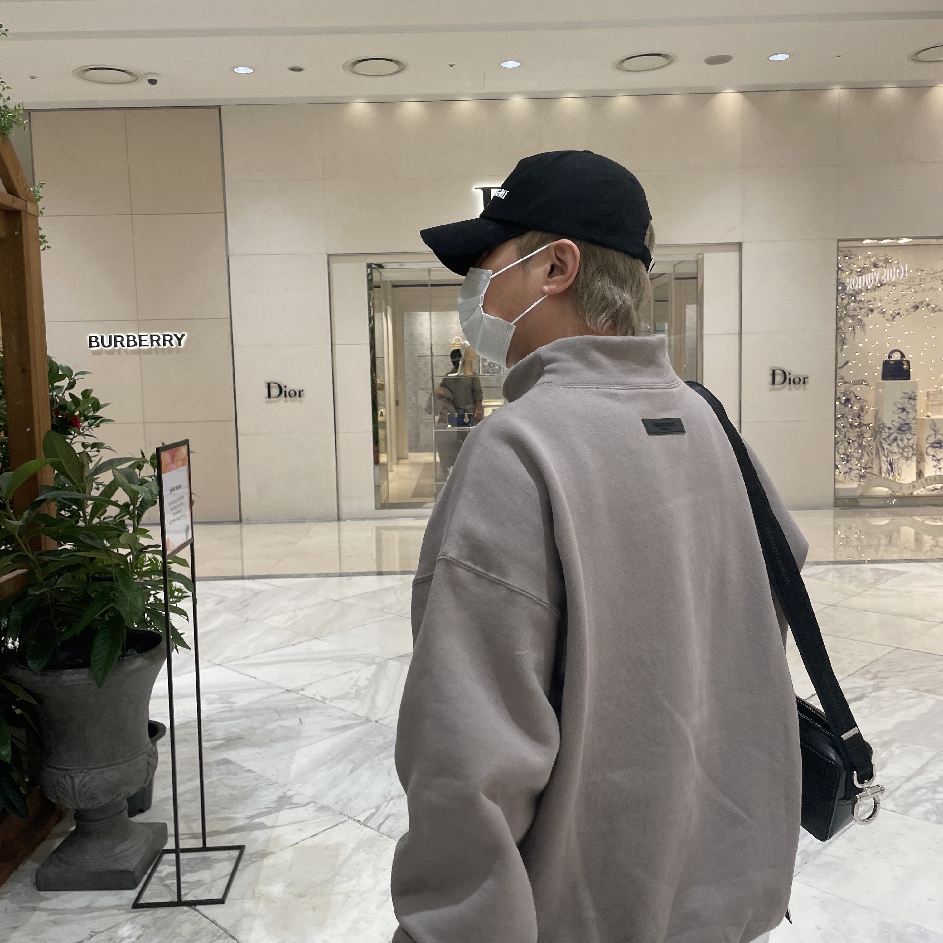 Essentials Mockneck Sweatshirt Desert Taupe - 22SS, Wooyoungmi Square Mini Bag Black 착용 스타일 - 5