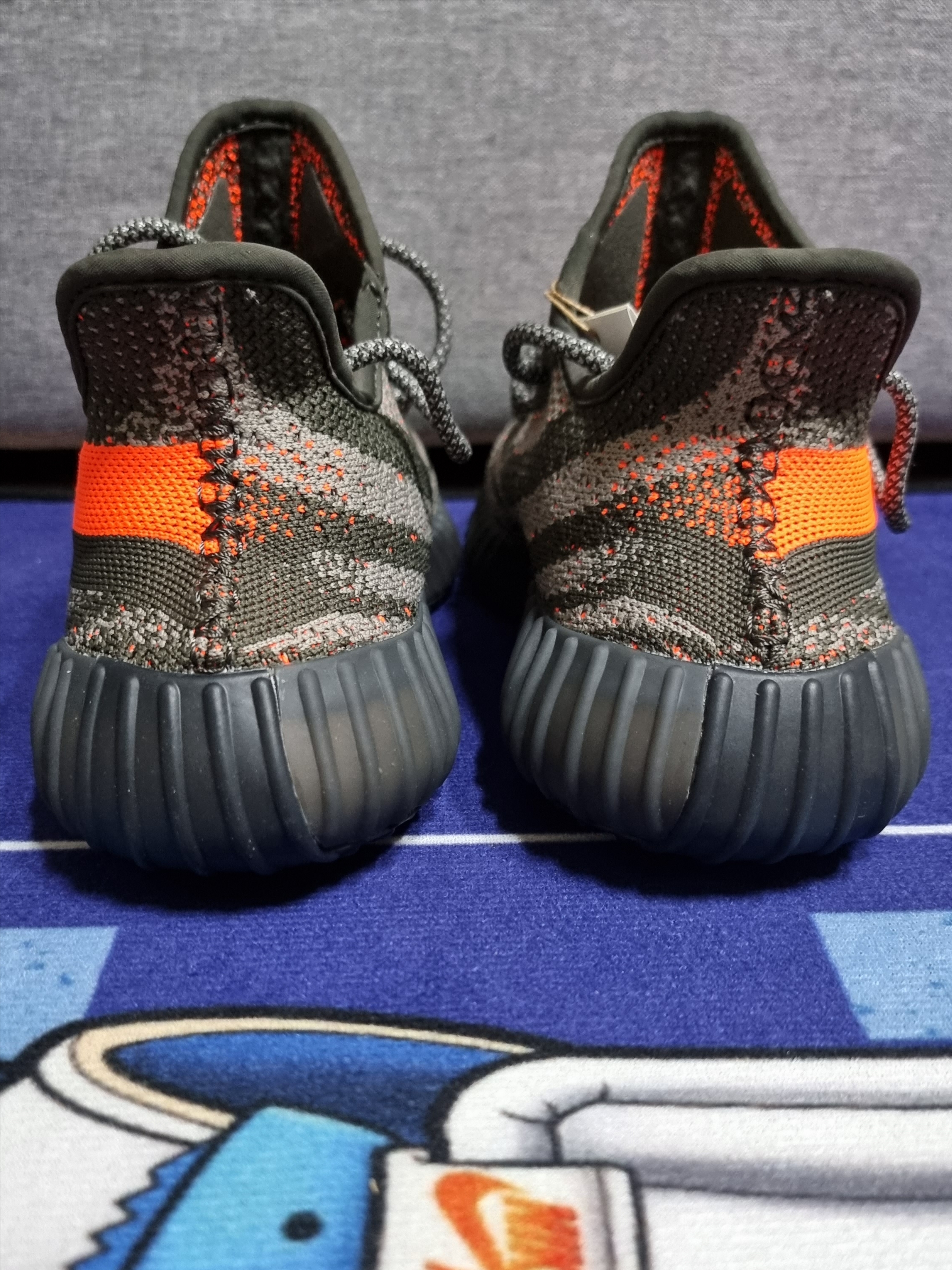 Adidas Yeezy Boost 350 V2 Carbon Beluga 착용 스타일 - 4
