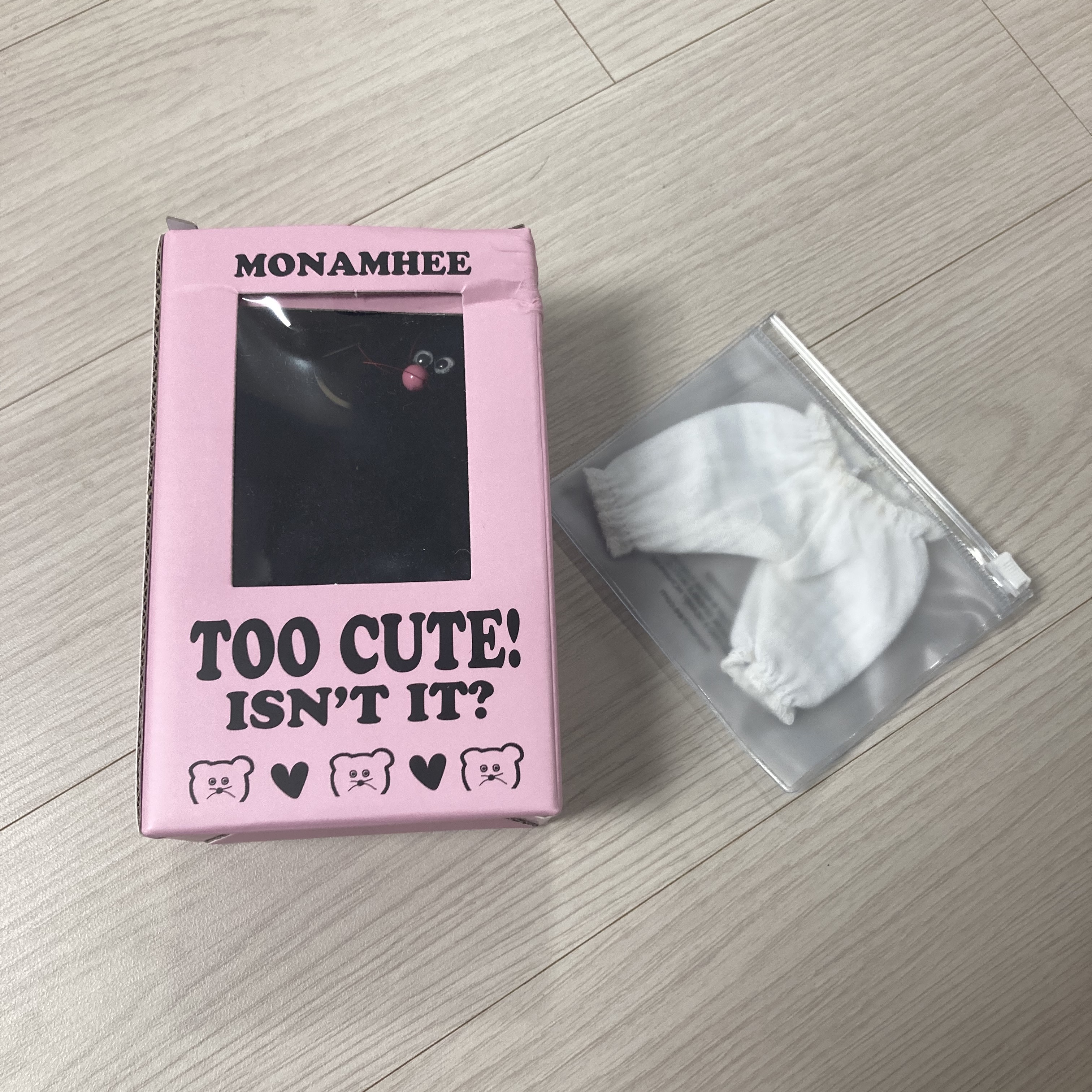 Monamhee Beulpingi Keyring with White Pants Black 착용 스타일