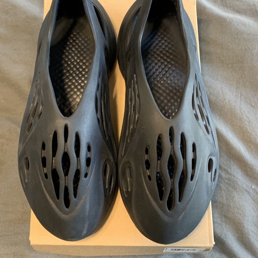 Adidas Yeezy Foam RNNR Onyx 착용 스타일