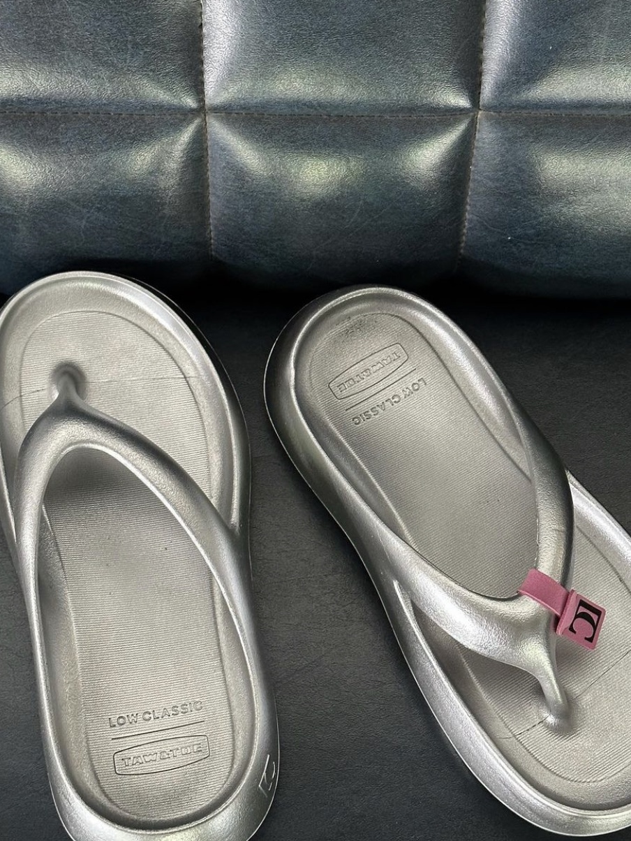 Taw&Toe x Low Classic Platform Flip Flop Silver 착용 스타일 - 1