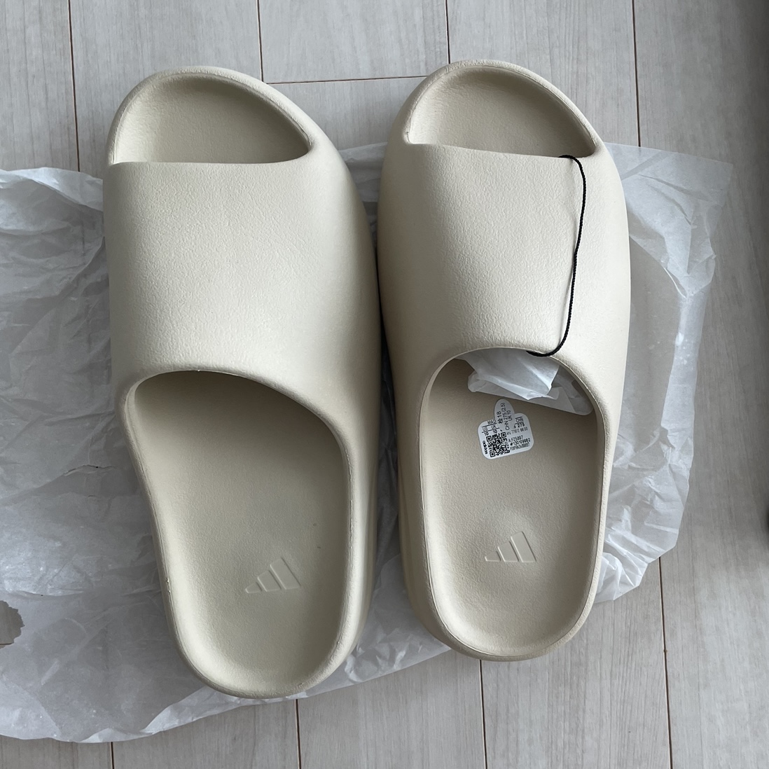Adidas Yeezy Slide Bone 2022/2023 착용 스타일 - 1