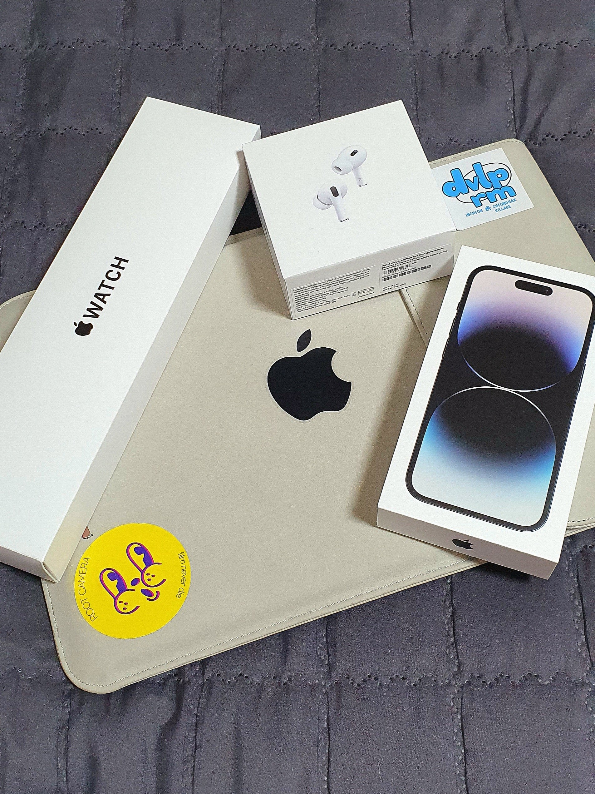 Apple 2023 MacBook Pro 14 M2 Pro 10-Core 512GB SSD / 16GB RAM Space Gray (Korean Ver.), Apple iPhone 14 Pro 256GB Space Black (Korean Ver.) 착용 스타일