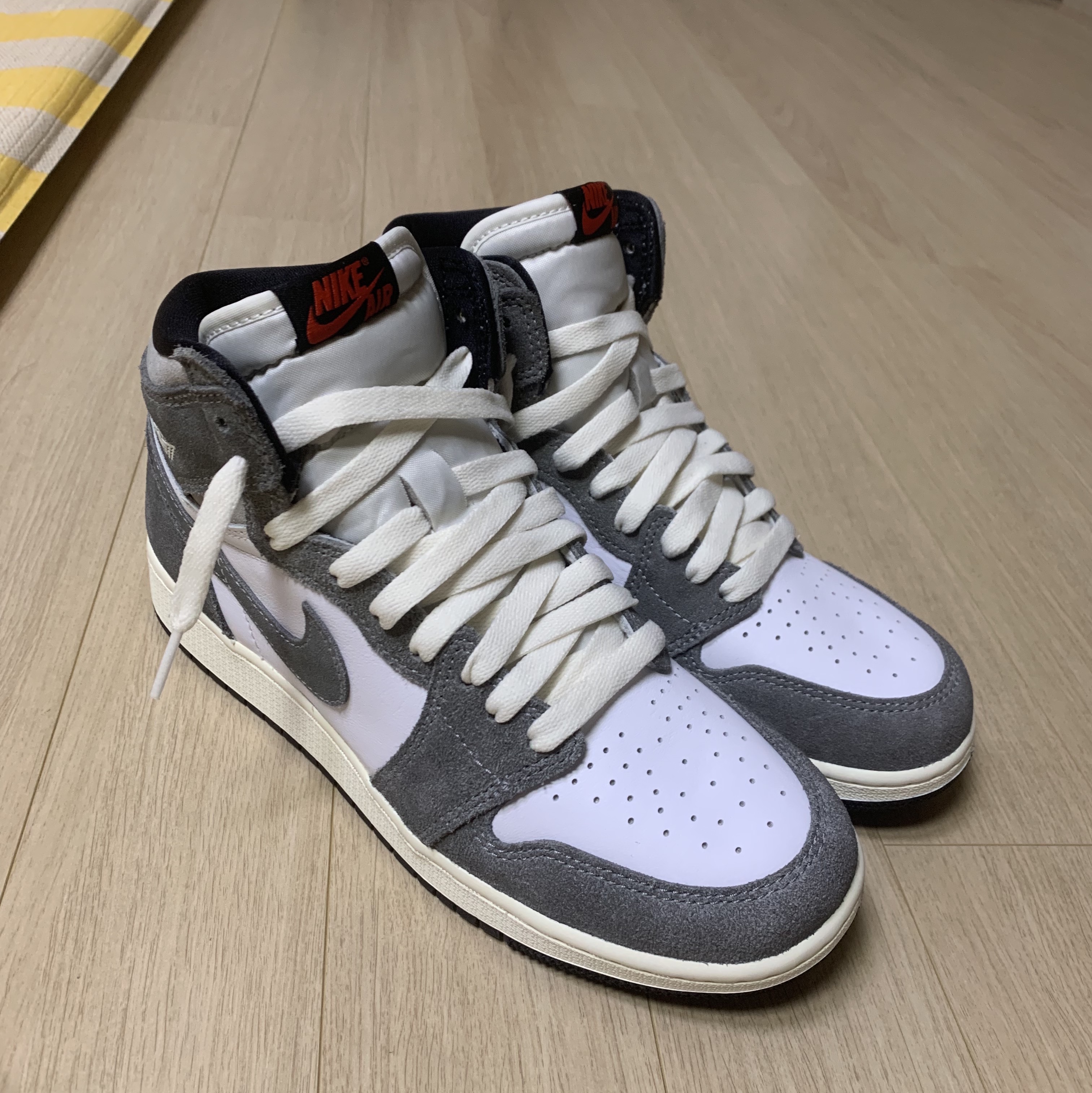 Jordan 1 Retro High OG Black and Smoke Grey 착용 스타일 - 2