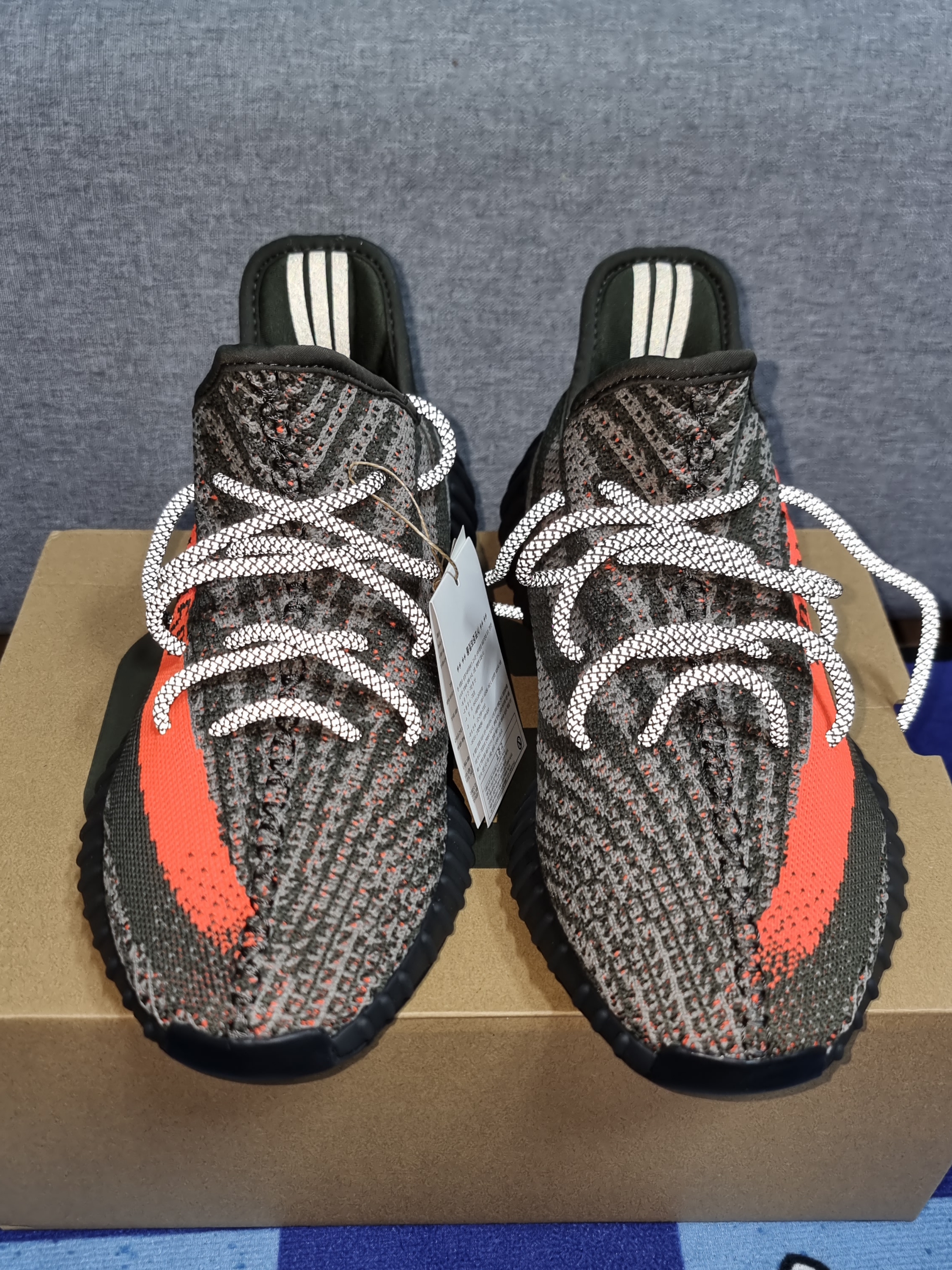 Adidas Yeezy Boost 350 V2 Carbon Beluga 착용 스타일 - 1